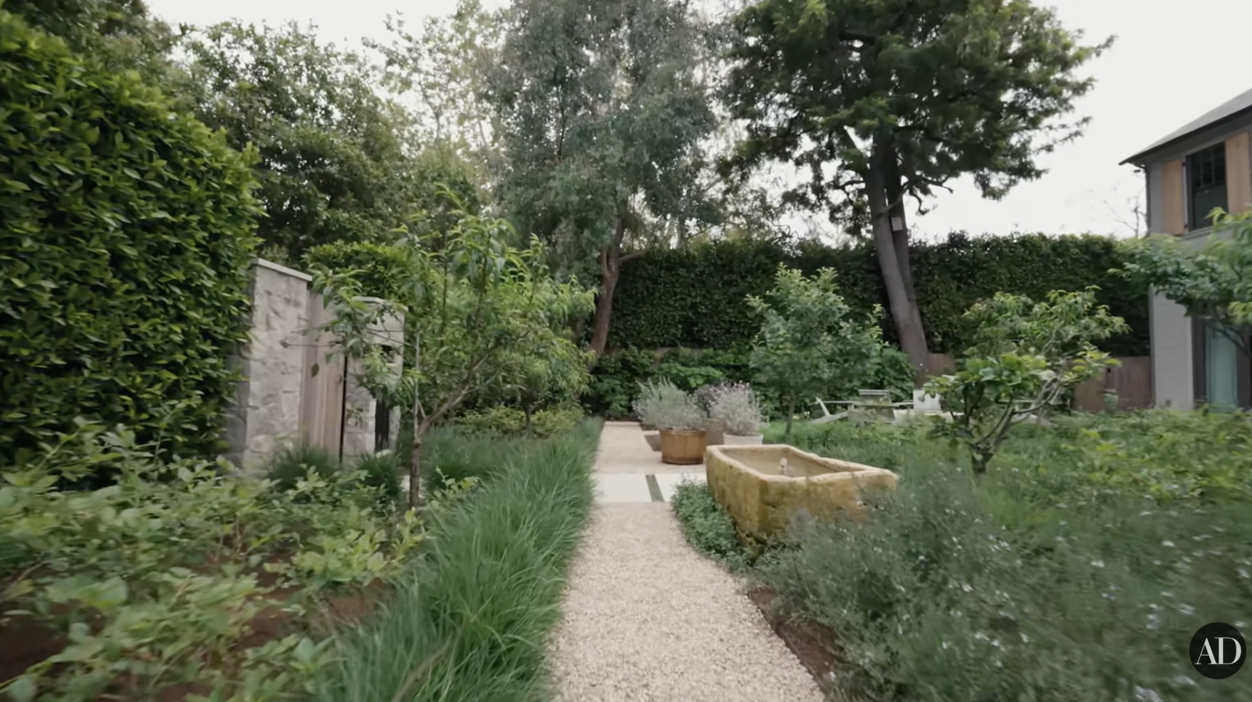 Zewnętrzny ogród Jennifer Garner wyłożony drzewami owocowymi i krzewami, jak widać na filmie Architectural Digest na YouTube opublikowanym 4 września 2024 r. | Źródło: YouTube/Architectural Digest