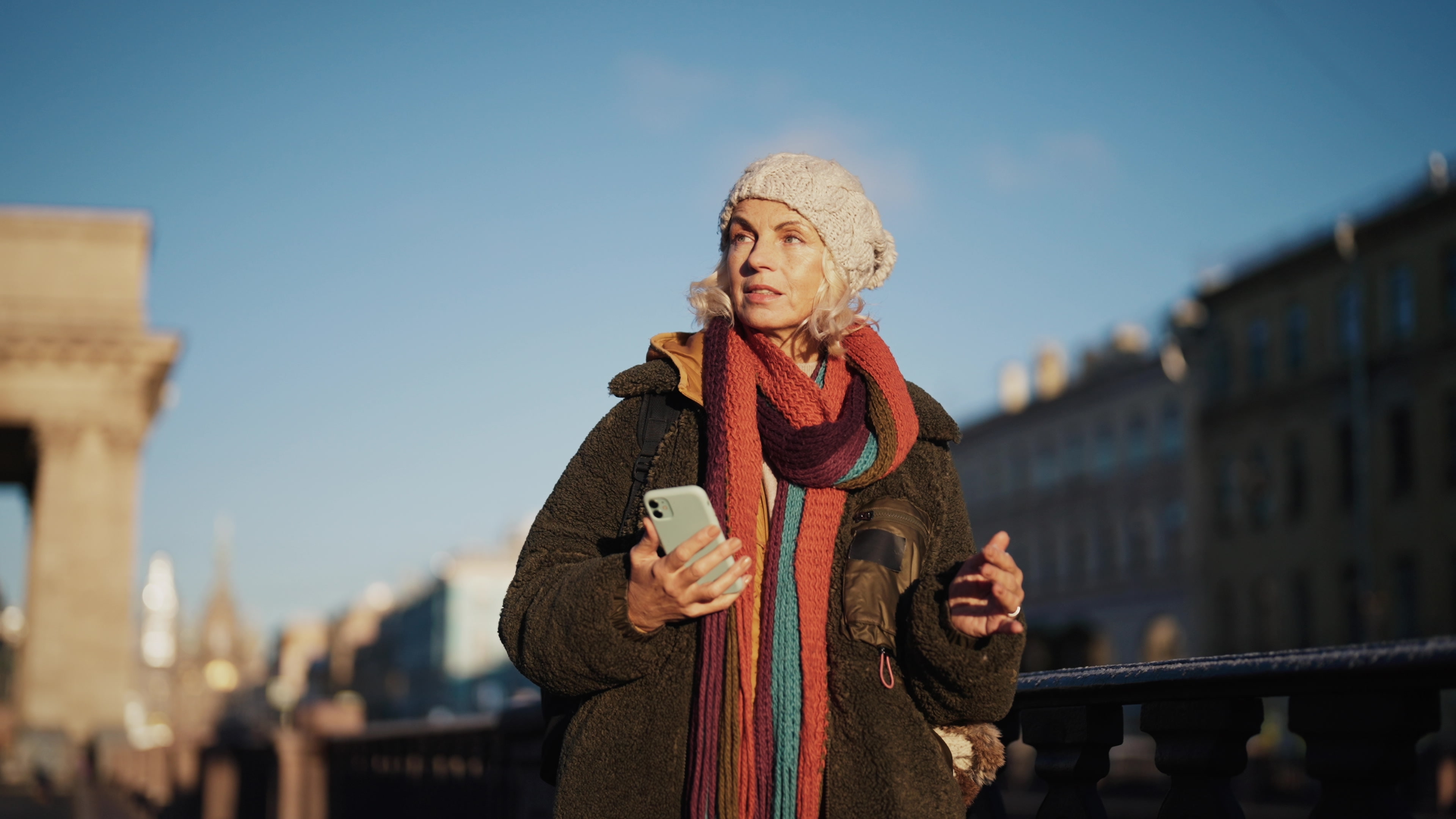 Samotna podróżniczka korzystająca z telefonu | Źródło: Shutterstock