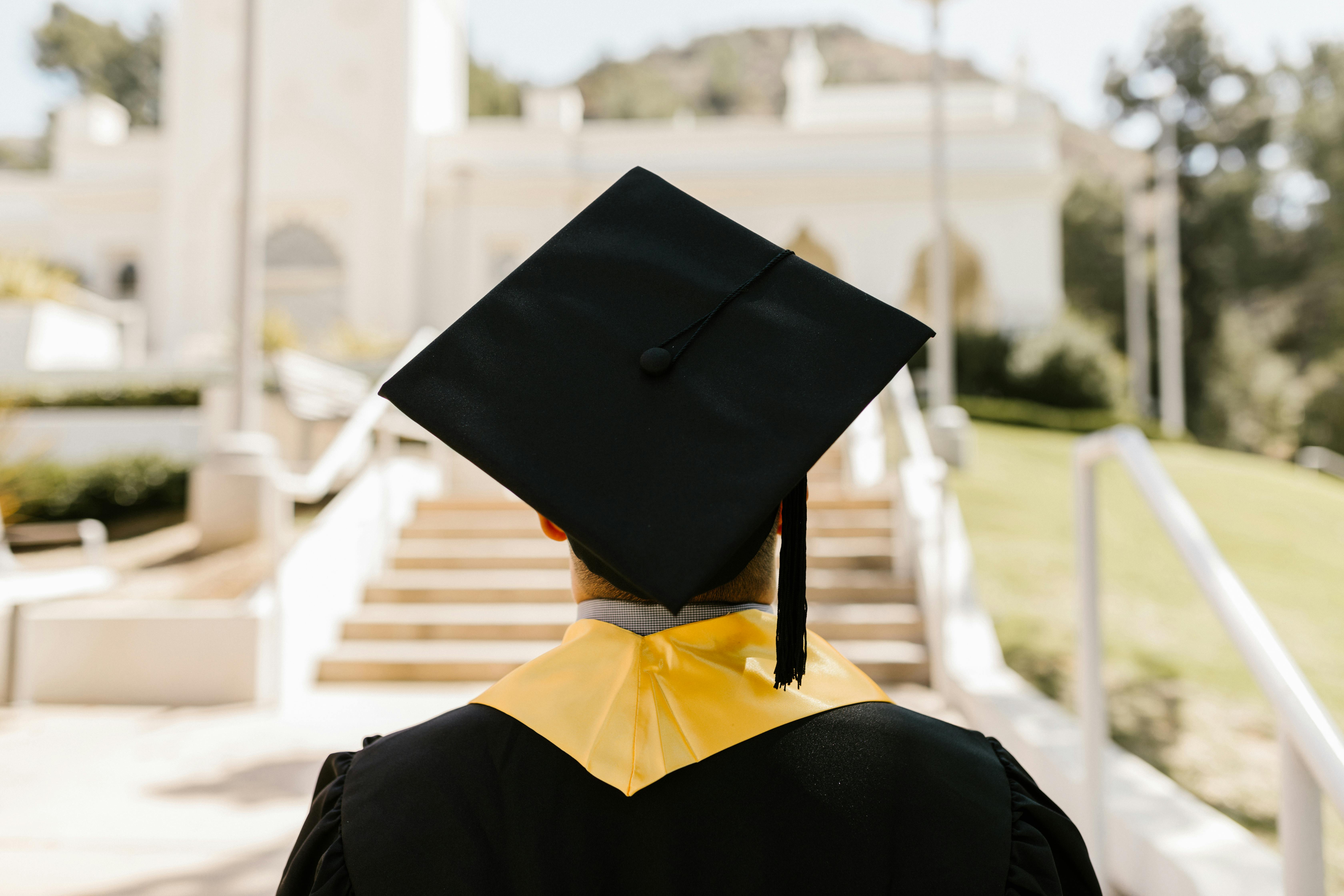 Młody mężczyzna kończący studia | Źródło: Pexels