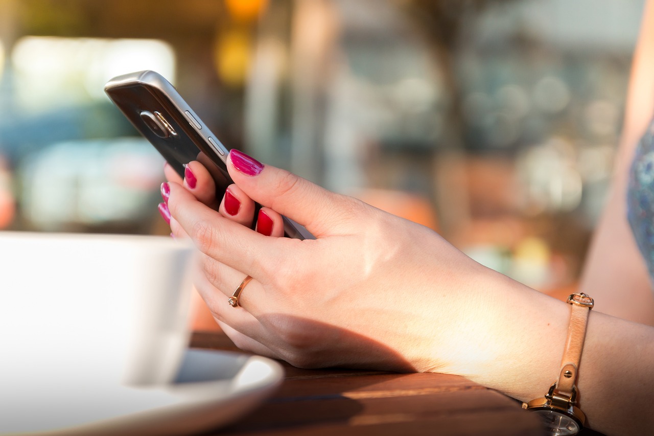 Kobiece dłonie trzymające telefon komórkowy | Źródło: Pixabay