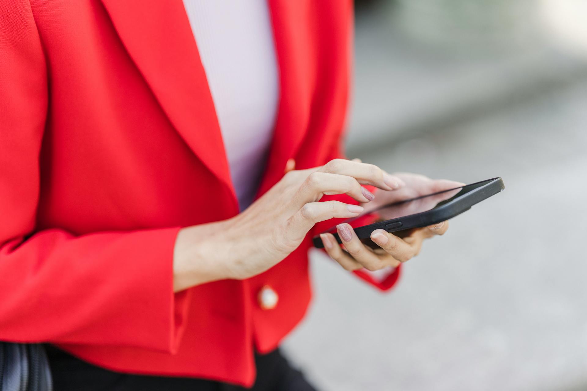 Kobieta trzymająca smartfon | Źródło: Pexels