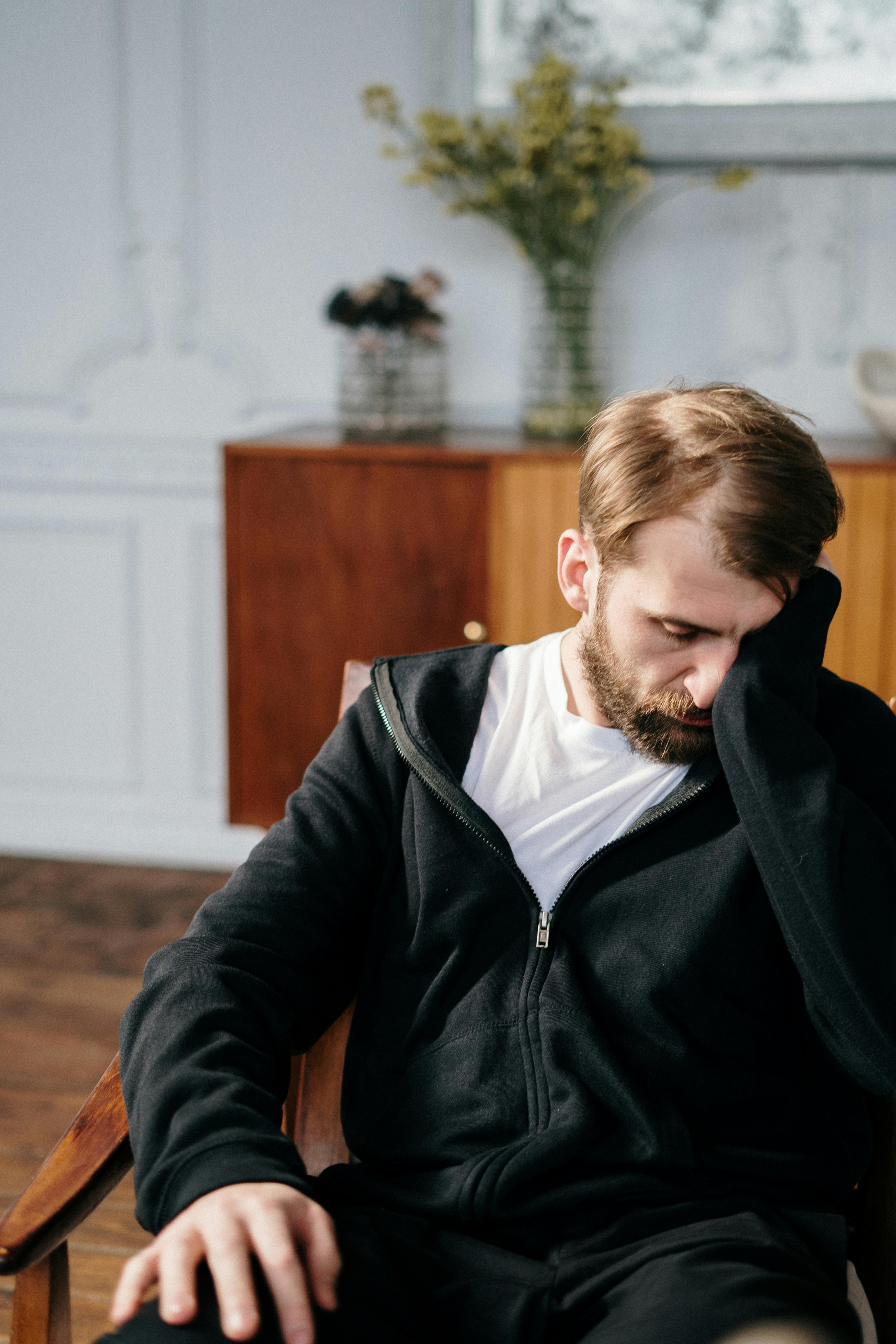 Smutny facet na krześle | Źródło: Pexels