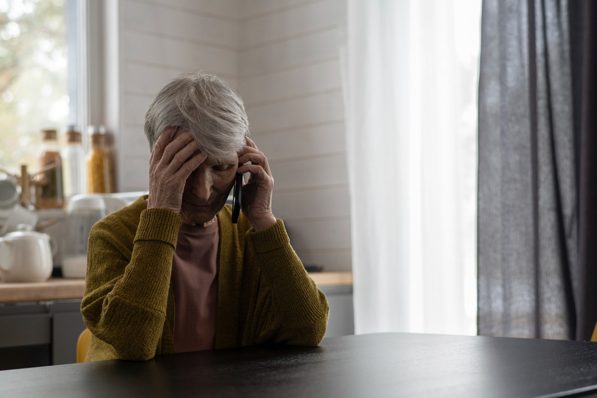 Zdenerwowana kobieta podczas rozmowy telefonicznej | Źródło: Freepik