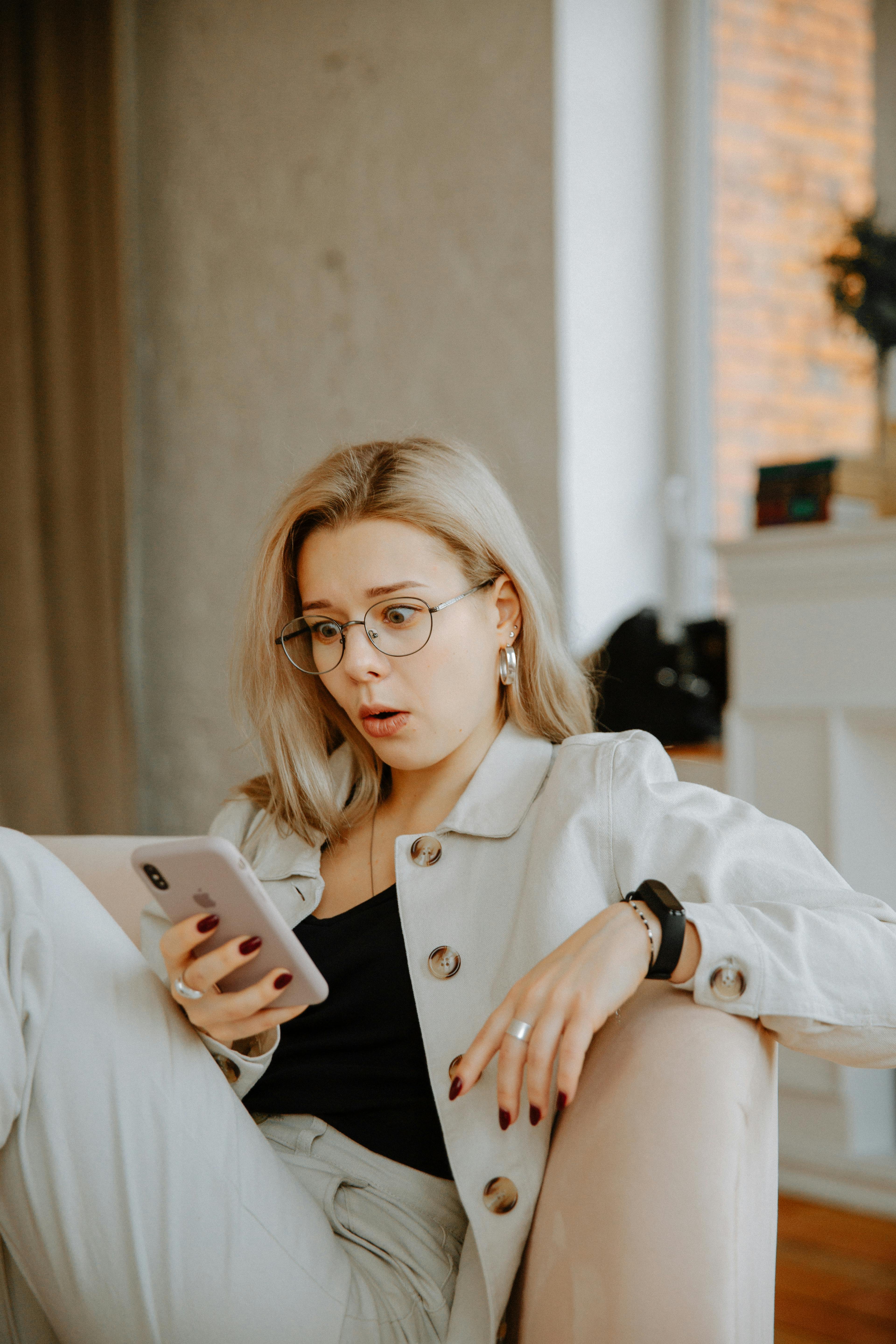 Zszokowana kobieta patrząca na swój telefon | Źródło: Pexels