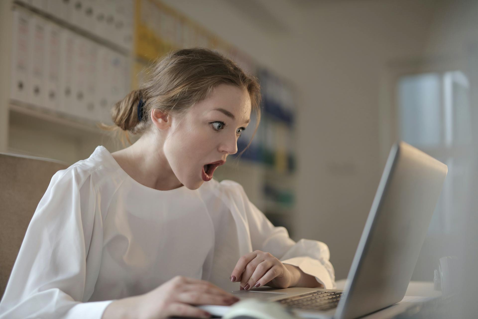 Zszokowana kobieta patrząca na ekran laptopa | Źródło: Pexels