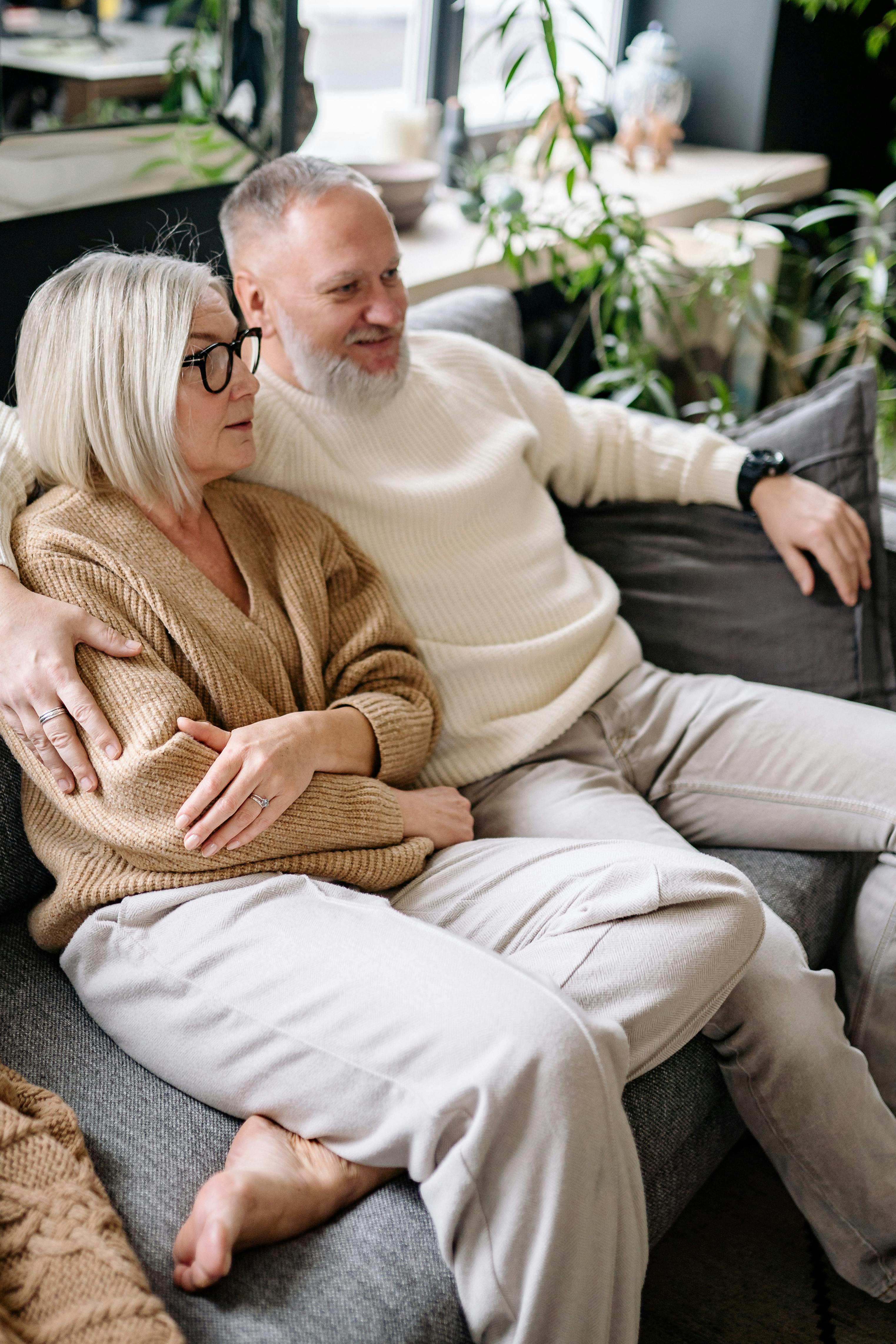 Para siedząca razem | Źródło: Pexels