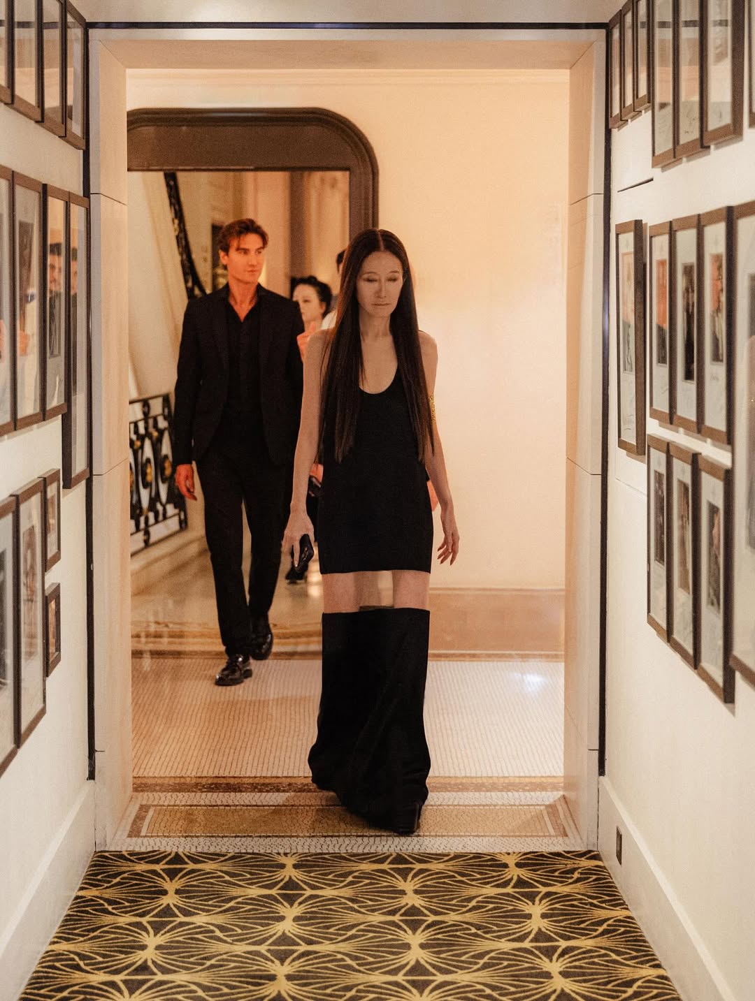 Vera Wang wchodząca do restauracji Le Relais Plaza w Paryżu we Francji – zdjęcie z jej wpisu z 28 czerwca 2025 r. | Źródło: Instagram/verawang
