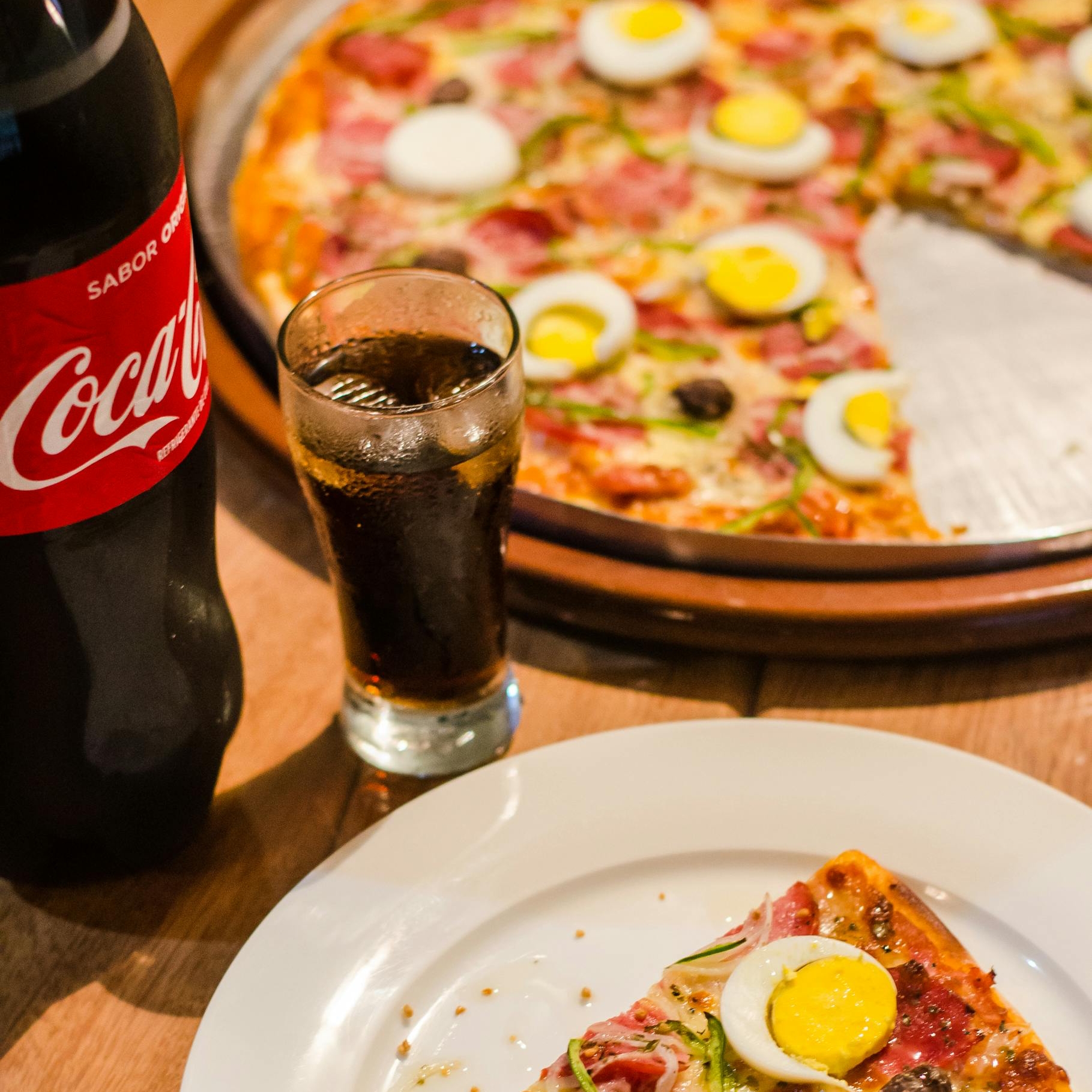 Porcje fast foodu ułożone na stole | Źródło: Pexels