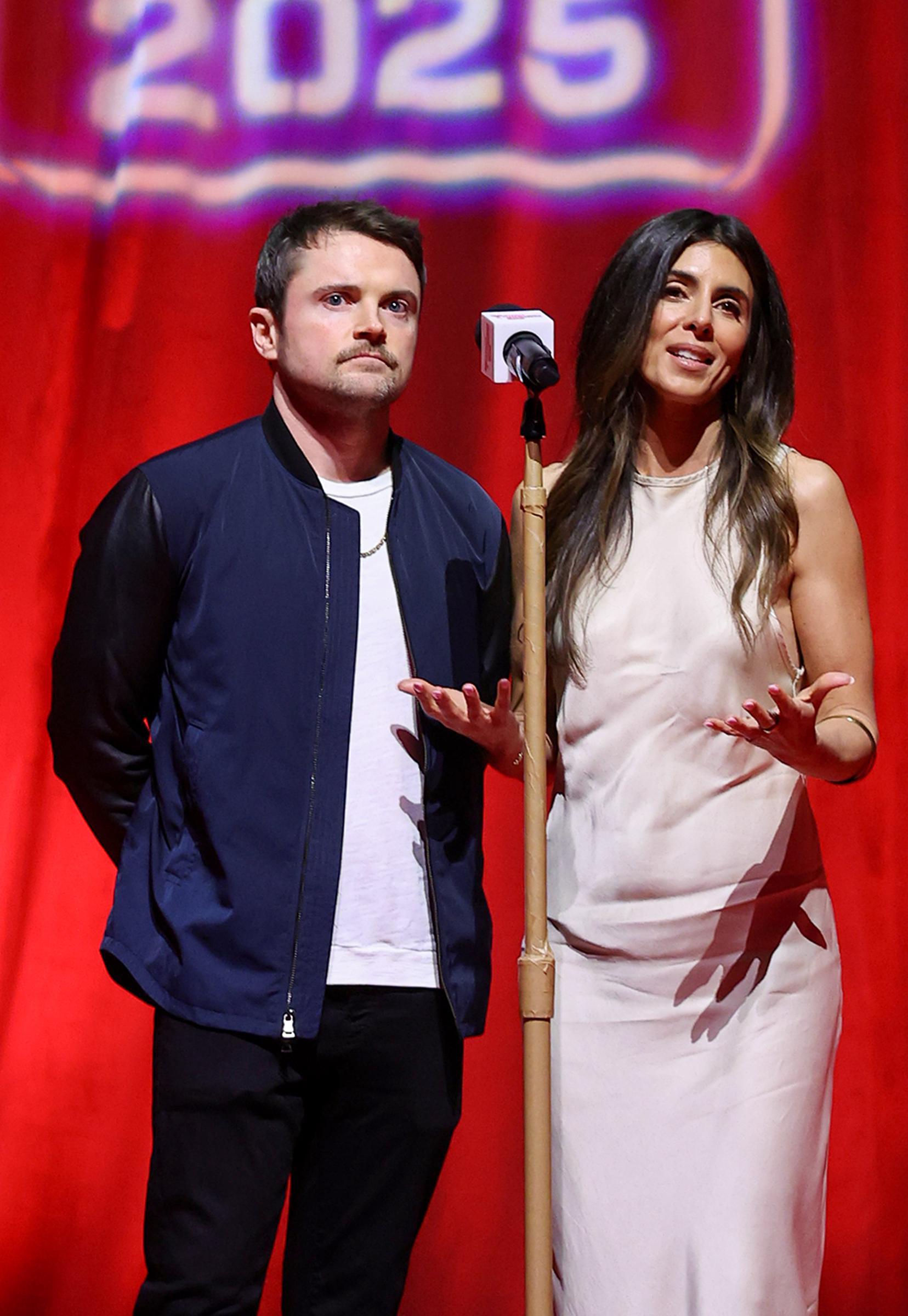 Robert Iler dopiero niedawno wrócił do aktorstwa po dłuższej przerwie w branży. Na tym zdjęciu rozmawiał na scenie z Jamie-Lynn Sigler podczas
