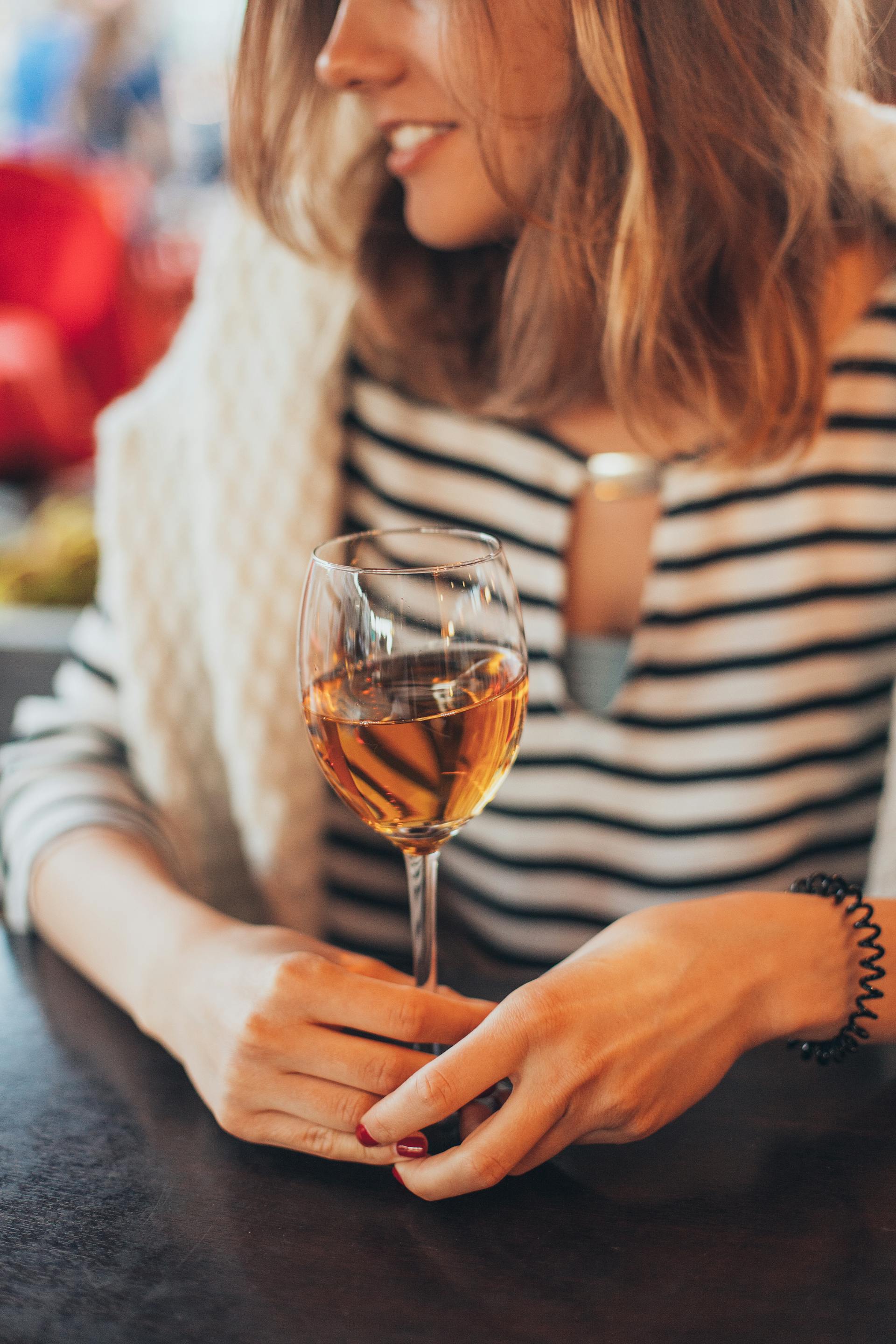 Kobieta trzymająca kieliszek wina | Źródło: Pexels