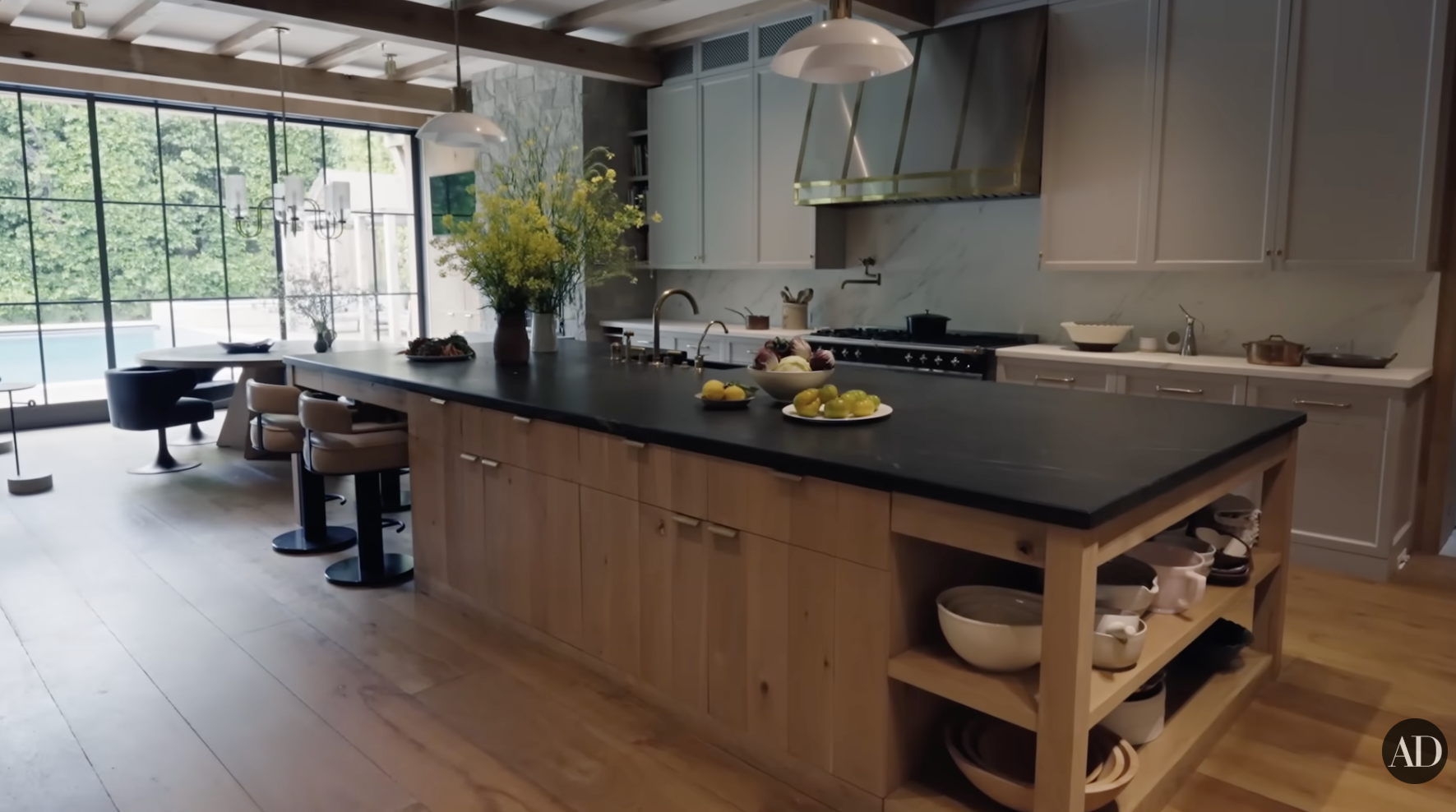 Główny obszar kuchni Jennifer Garner widoczny na filmie Architectural Digest opublikowanym na YouTube 4 września 2024 r. | Źródło: YouTube/Architectural Digest