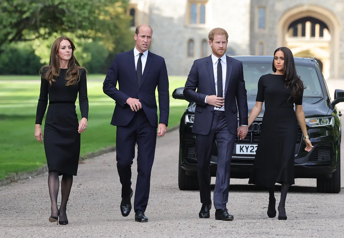 Katarzyna, księżna Walii, książę William, książę Walii, książę Harry, książę Sussex i Meghan, księżna Sussex na długim spacerze w zamku Windsor przybywają, aby zobaczyć kwiaty i hołdy dla JKM Królowej Elżbiety 10 września 2022 r. w Windsorze w Anglii. | Źródło: Getty Images