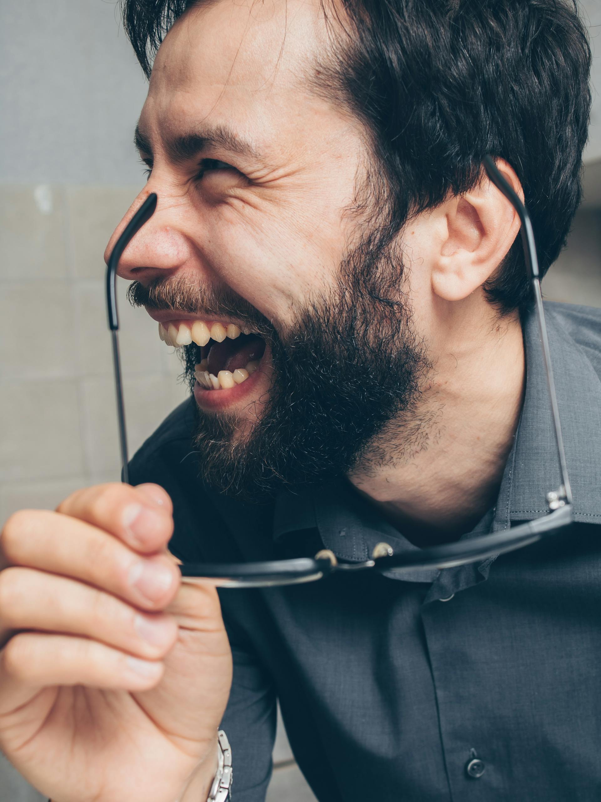 Śmiejący się facet | Źródło: Pexels