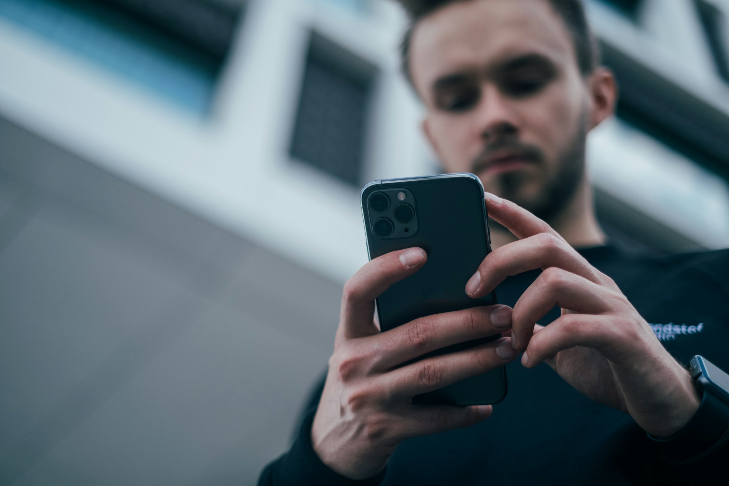 Facet korzystający z telefonu | Źródło: Unsplash