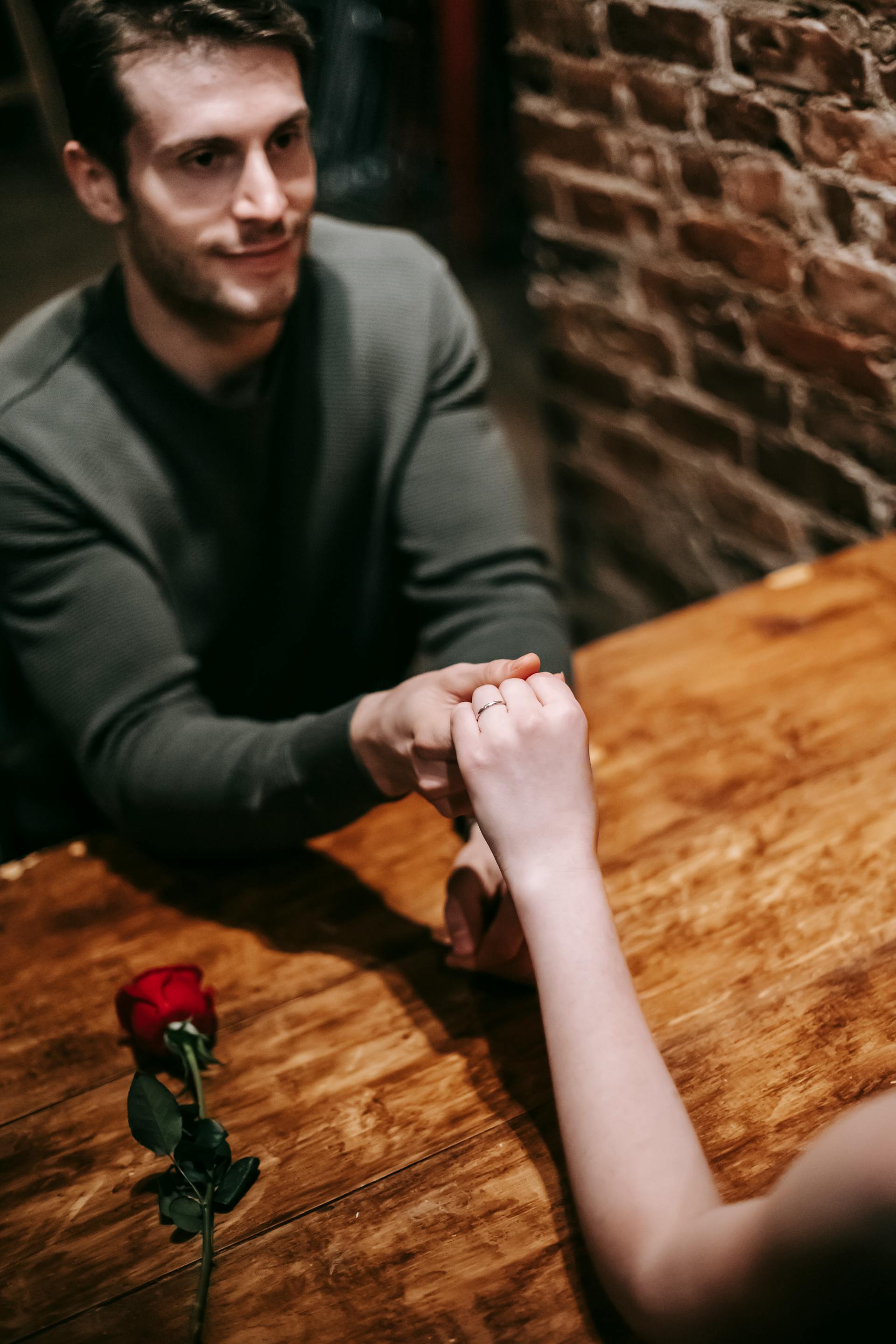 Facet trzymający kobietę za rękę | Źródło: Pexels