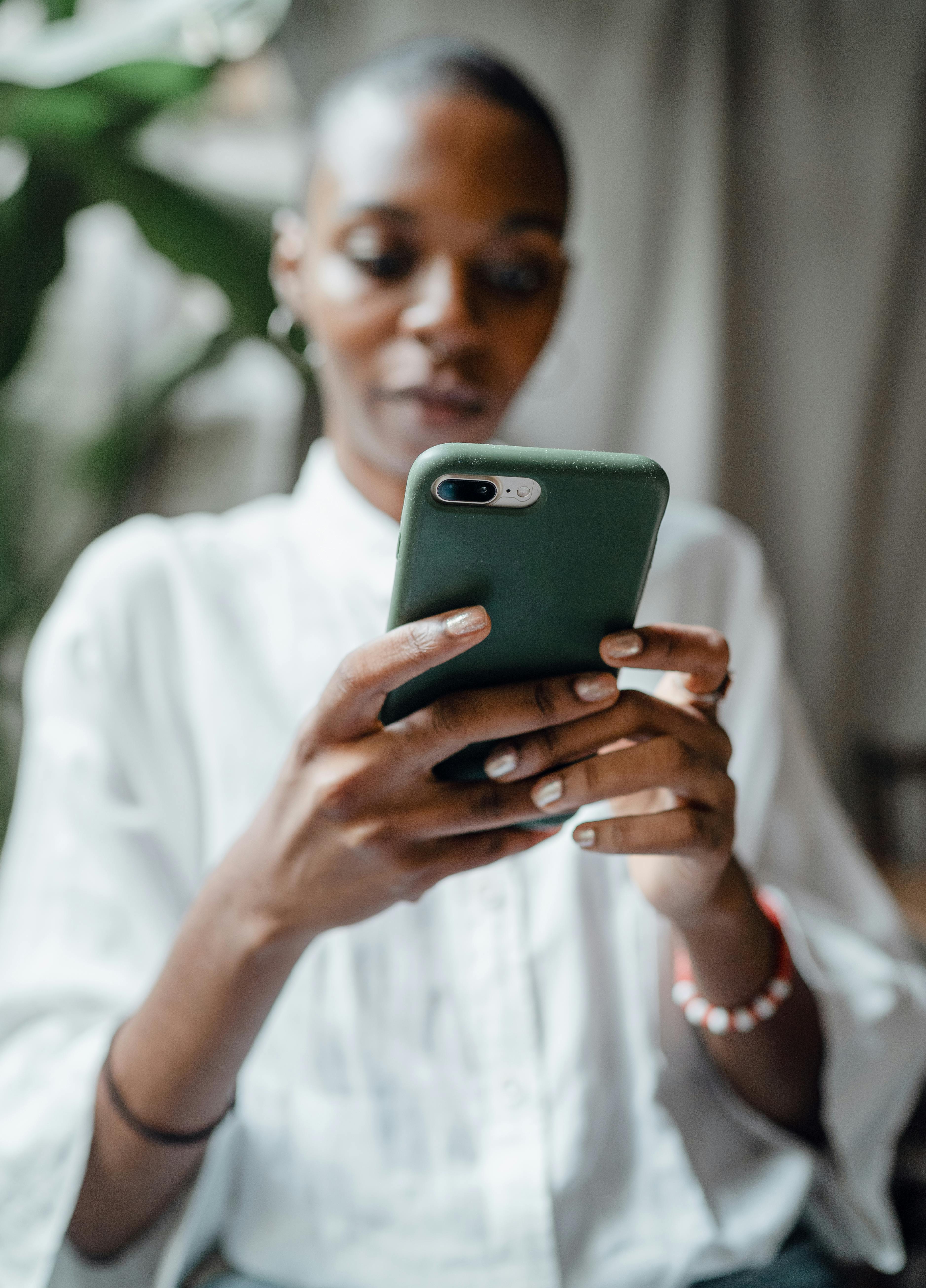Kobieta rozmawiająca przez telefon | Źródło: Pexels