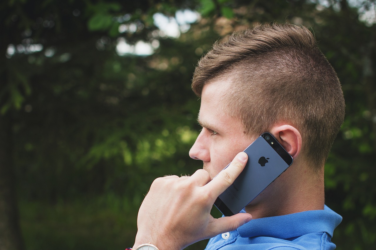 Facet o gniewnym wyrazie twarzy rozmawiający przez telefon | Źródło: Pixabay