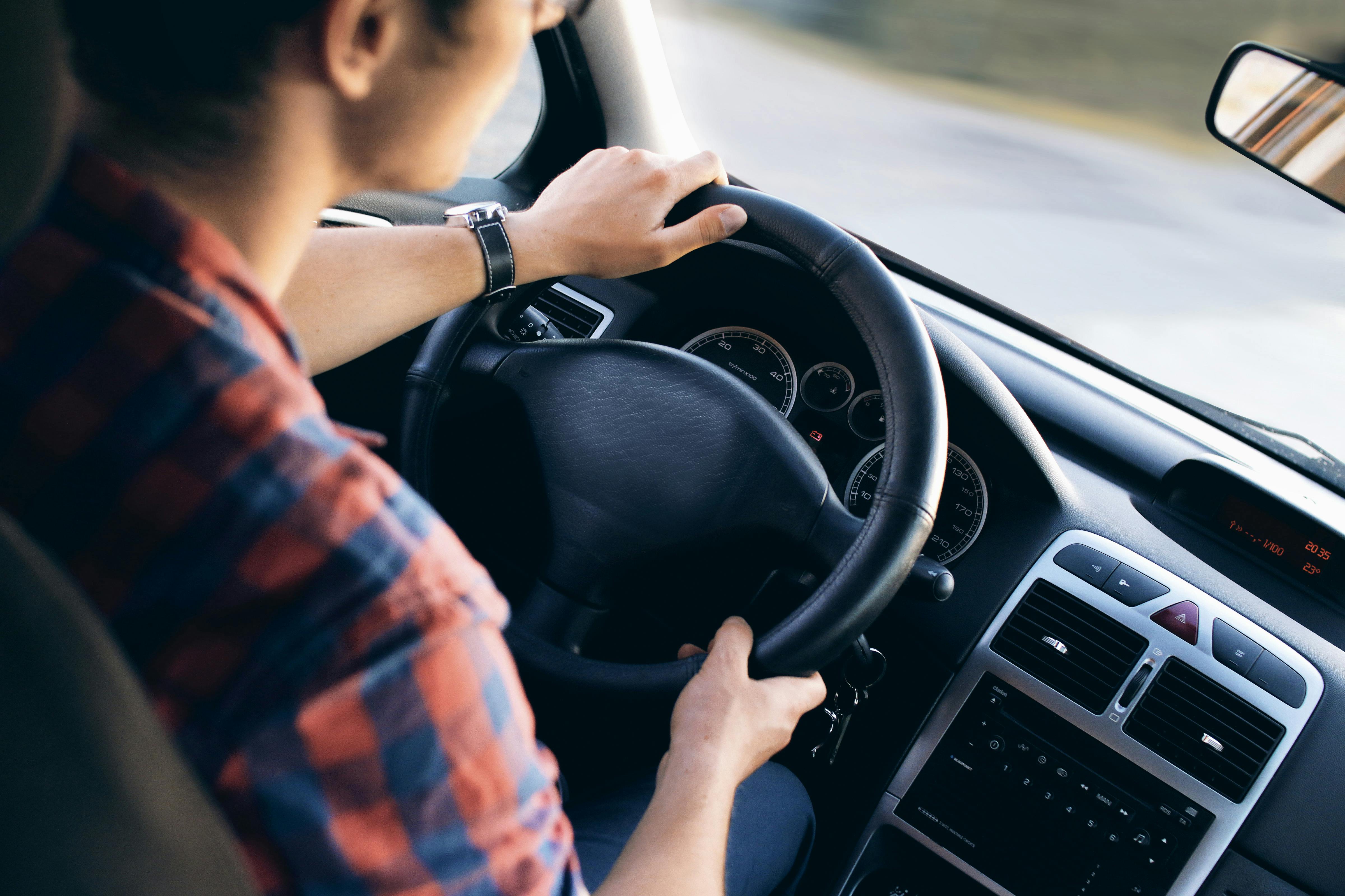 Mężczyzna prowadzący samochód | Źródło: Midjourney