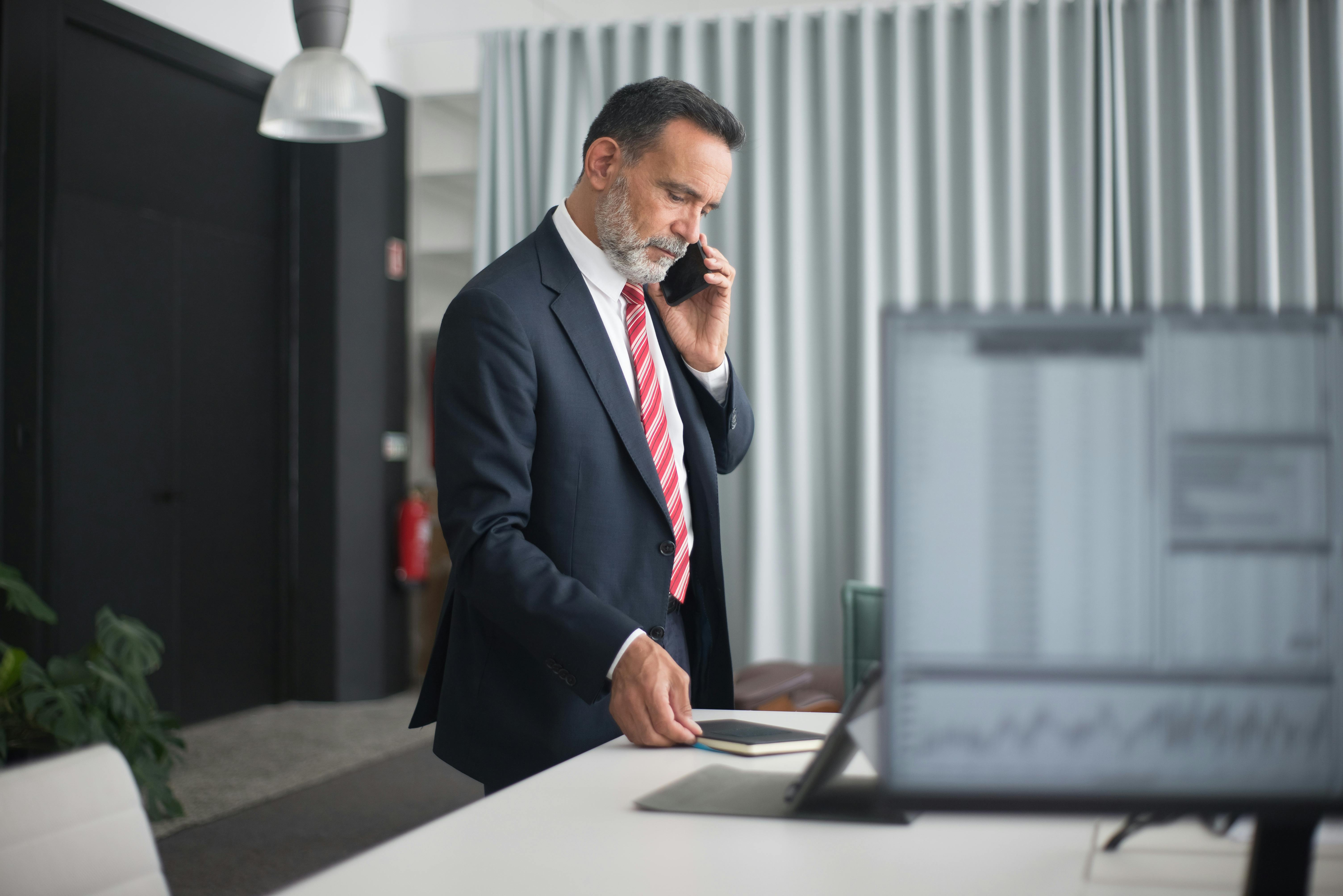Poważny mężczyzna na rozmowie telefonicznej | Źródło: Pexels