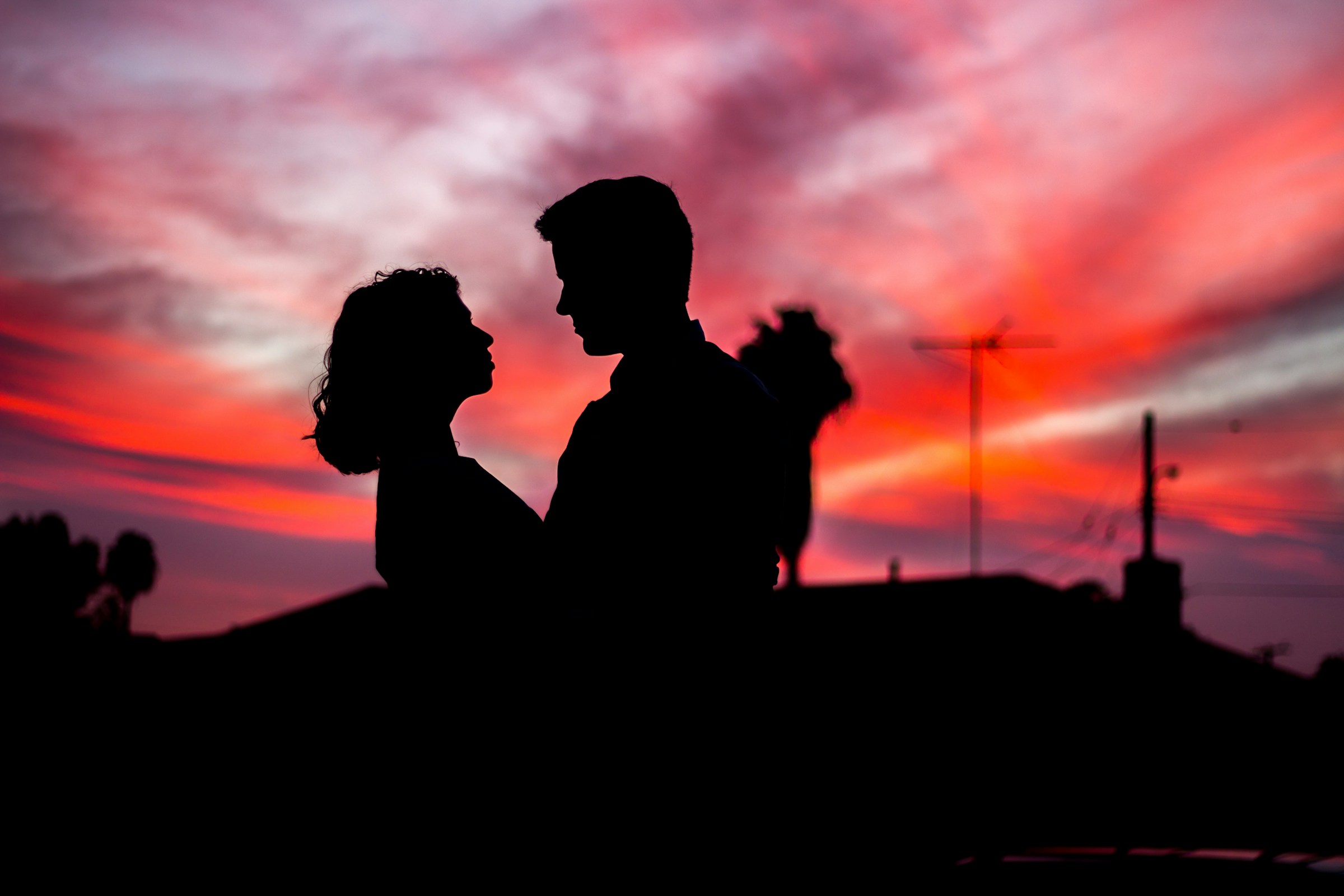 Sylwetka pary wpatrującej się w siebie | Źródło: Unsplash