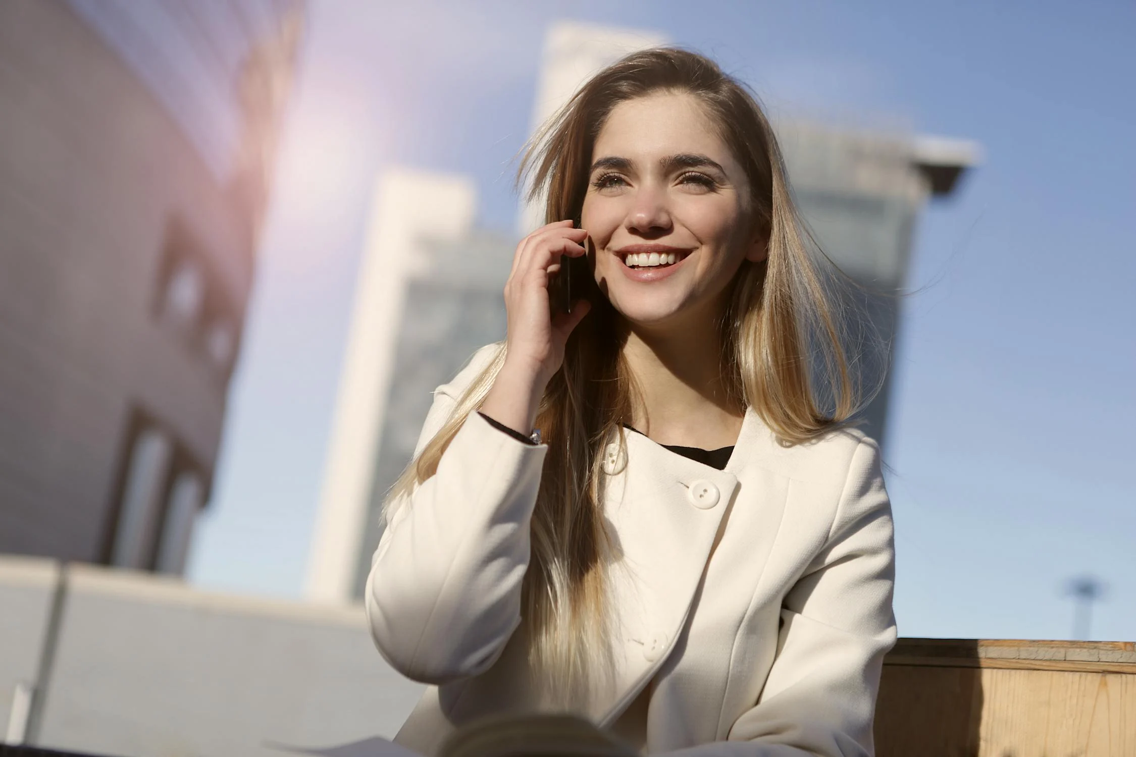 Szczęśliwa kobieta rozmawiająca przez telefon | Źródło: Pexels