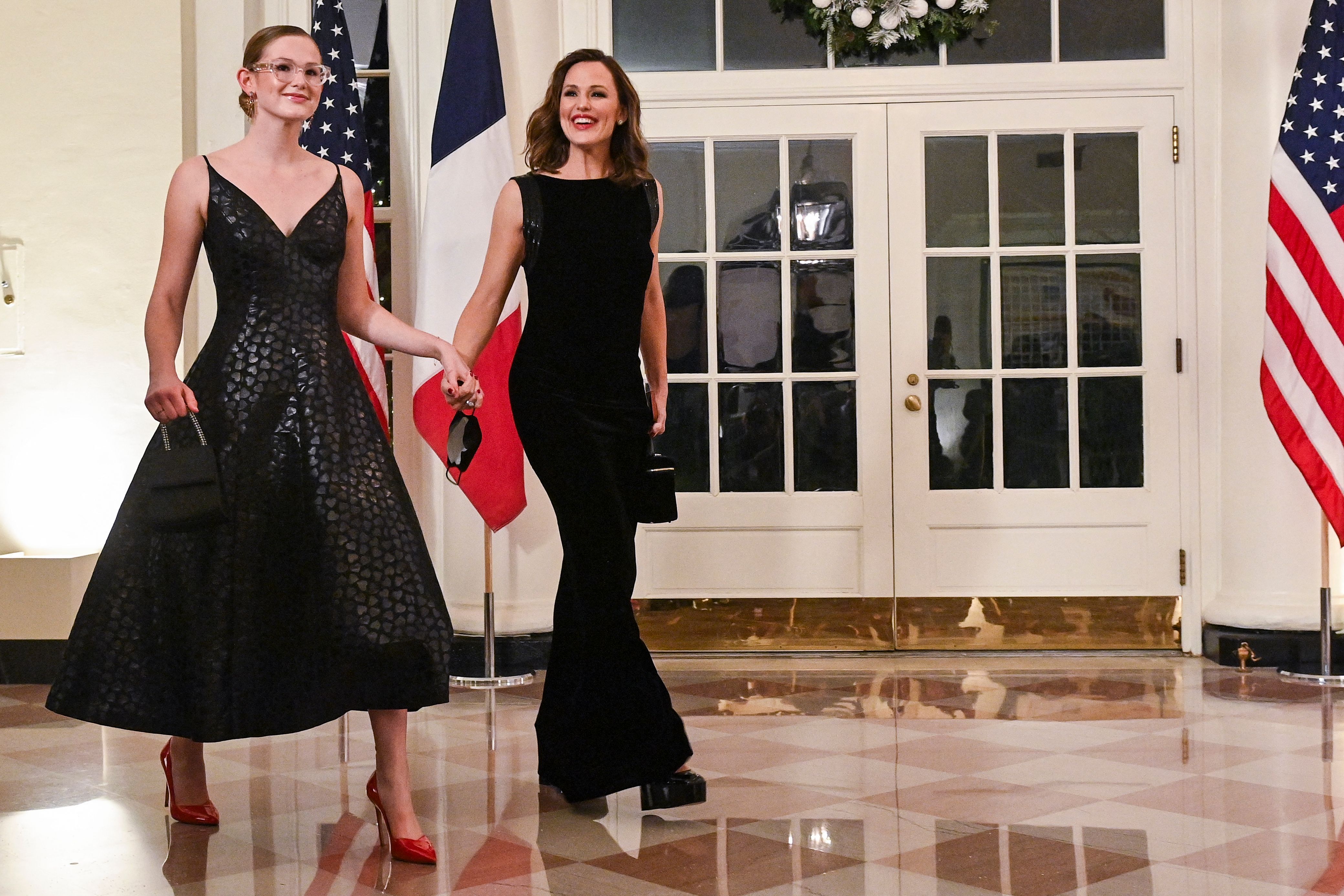 Jennifer Garner i jej córka Violet Affleck w Waszyngtonie, 1 grudnia 2022 r. | Źródło: Getty Images