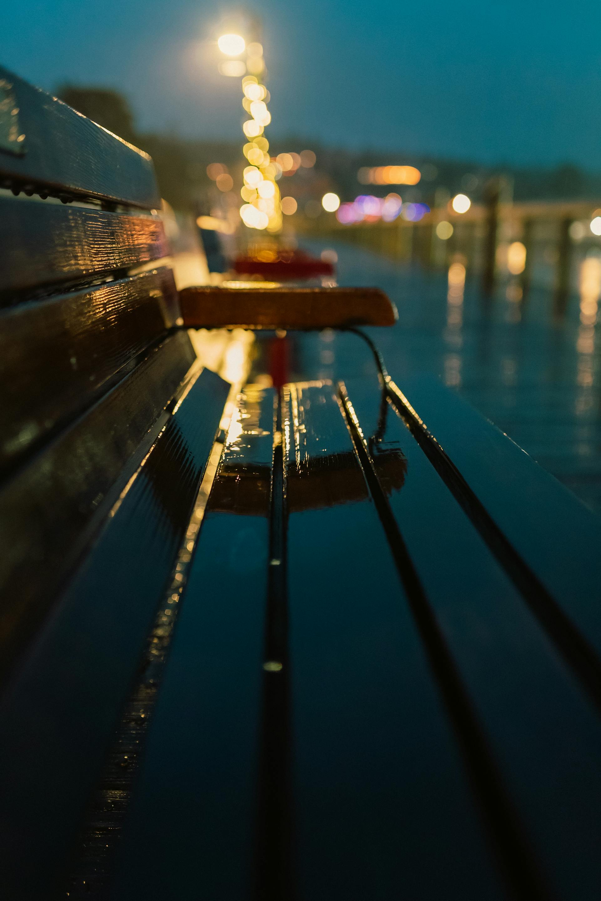 Ławka z lampką w nocy | Źródło: Pexels