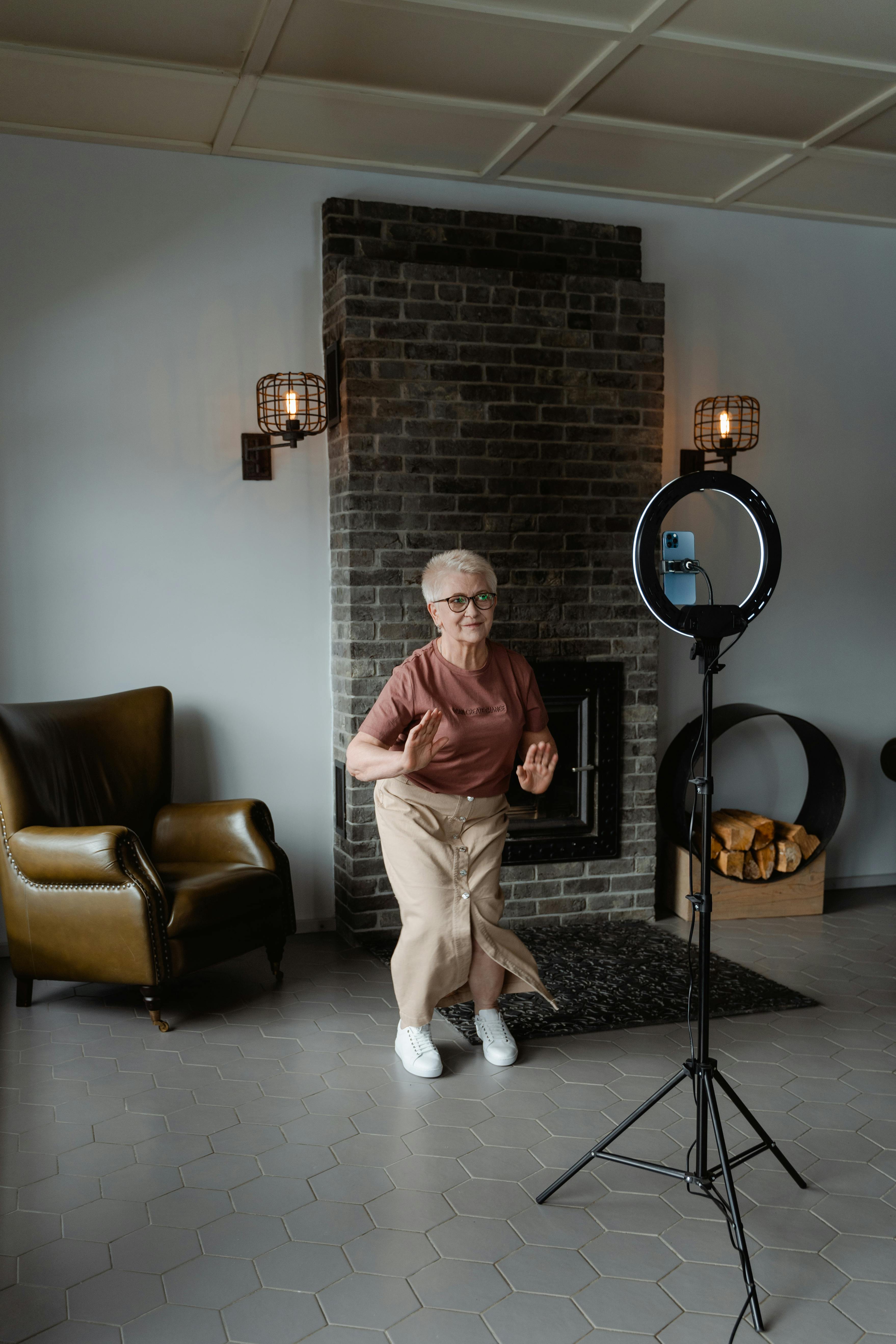 Kobieta tańcząca przed lampą pierścieniową | Źródło: Pexels