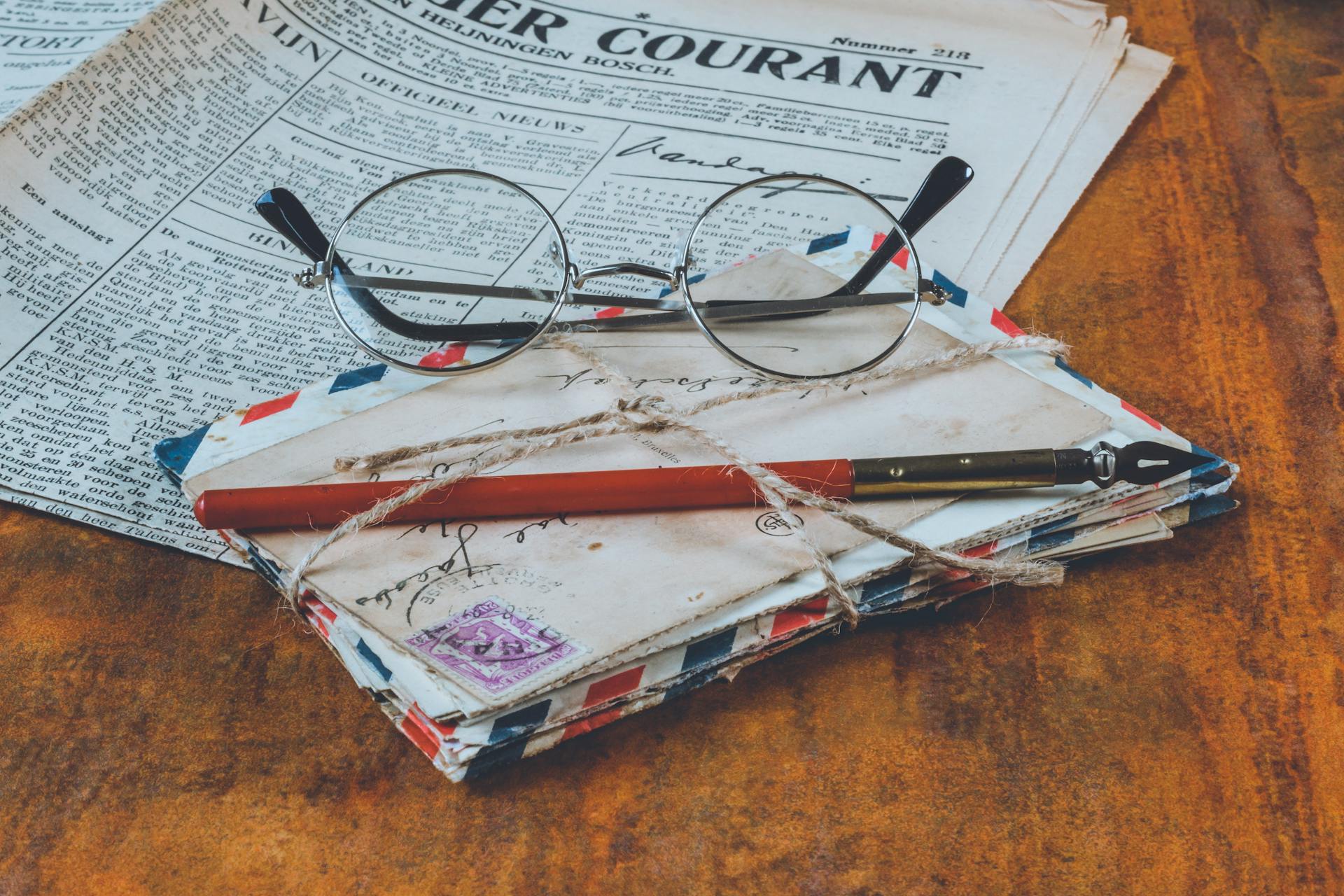 Stos listów na stole | Źródło: Pexels