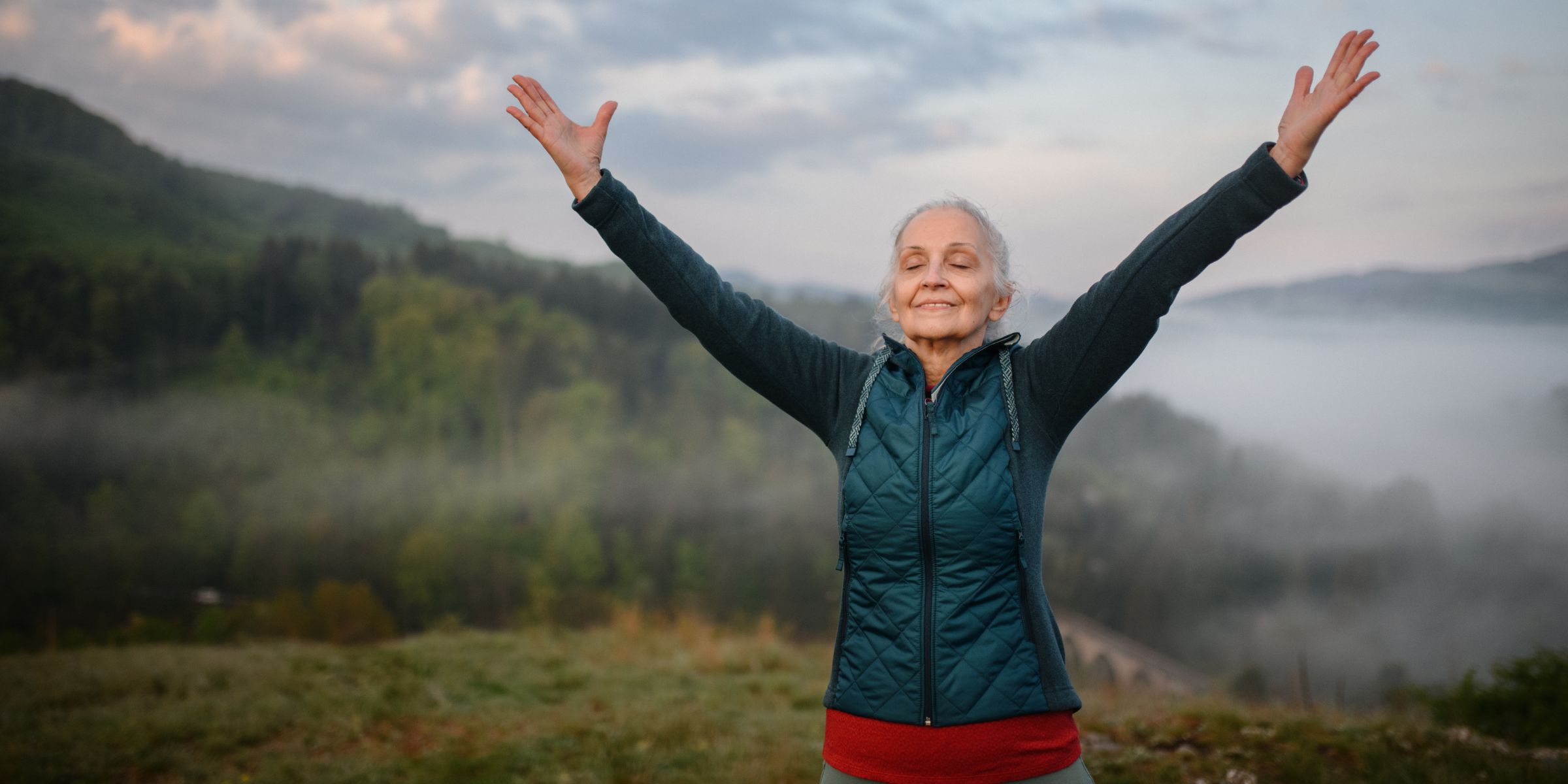 Kobieta ciesząca się chwilą na świeżym powietrzu | Źródło: Shutterstock