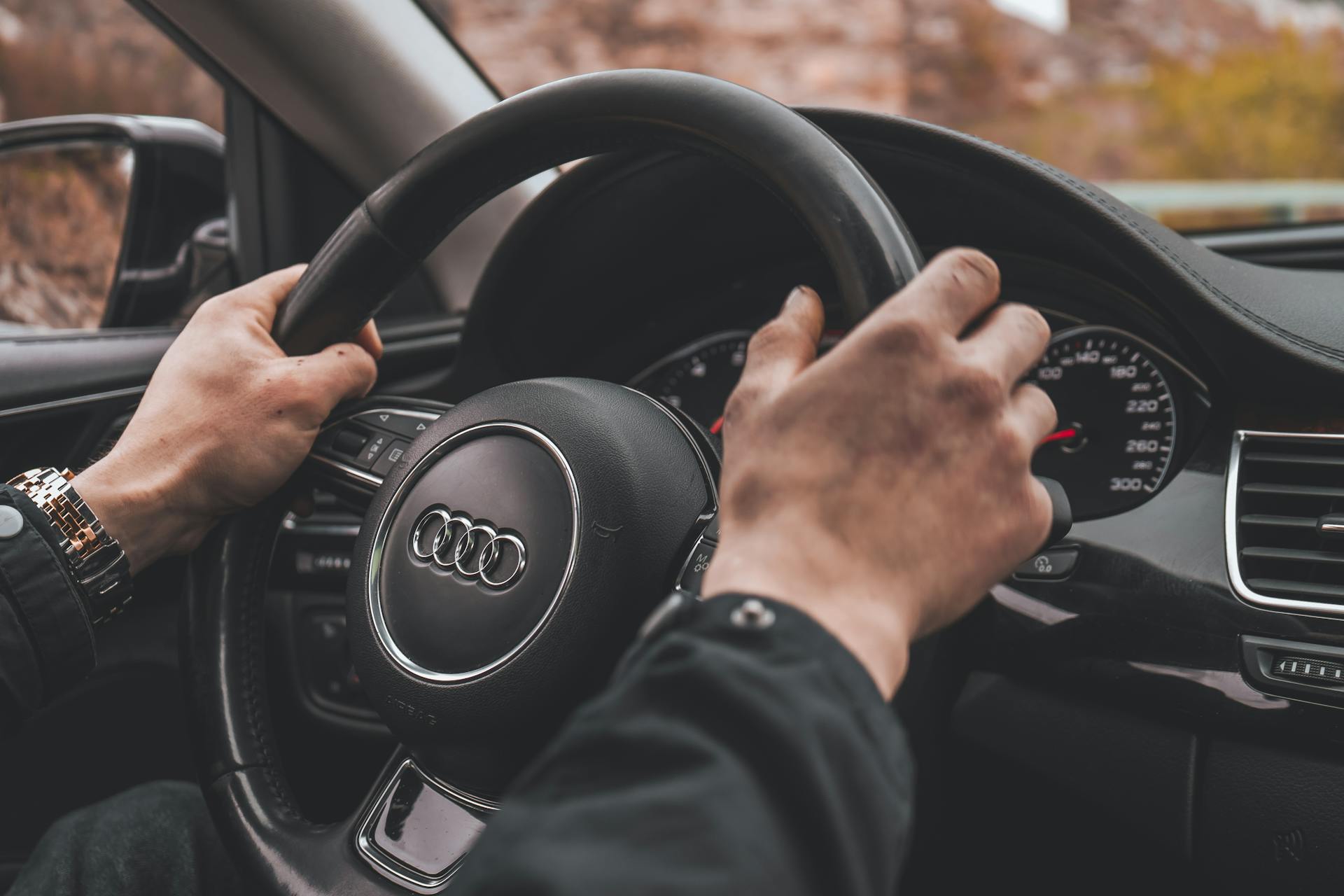 Facet za kierownicą | Źródło: Pexels