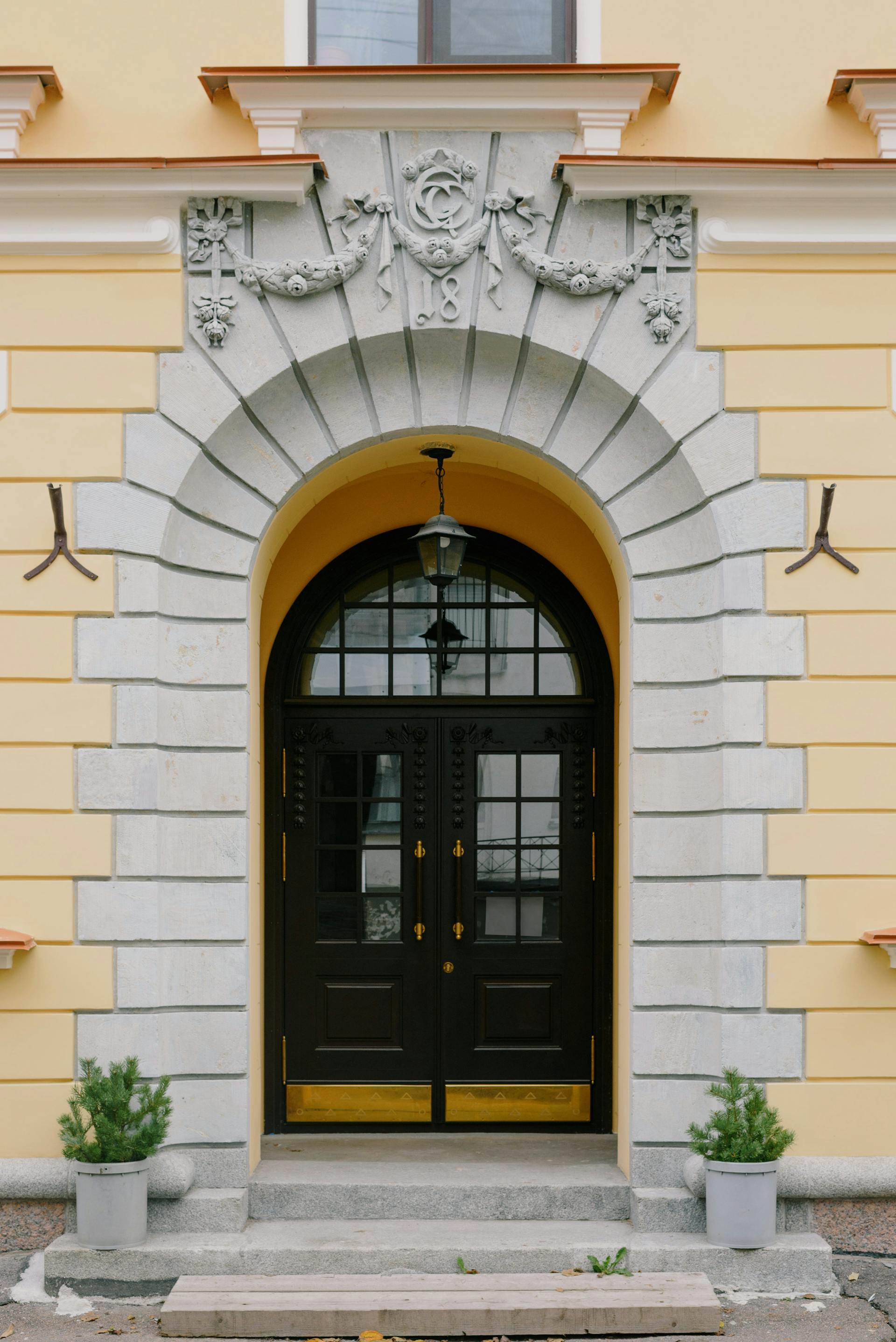 Okazałe drzwi wejściowe | Źródło: Pexels