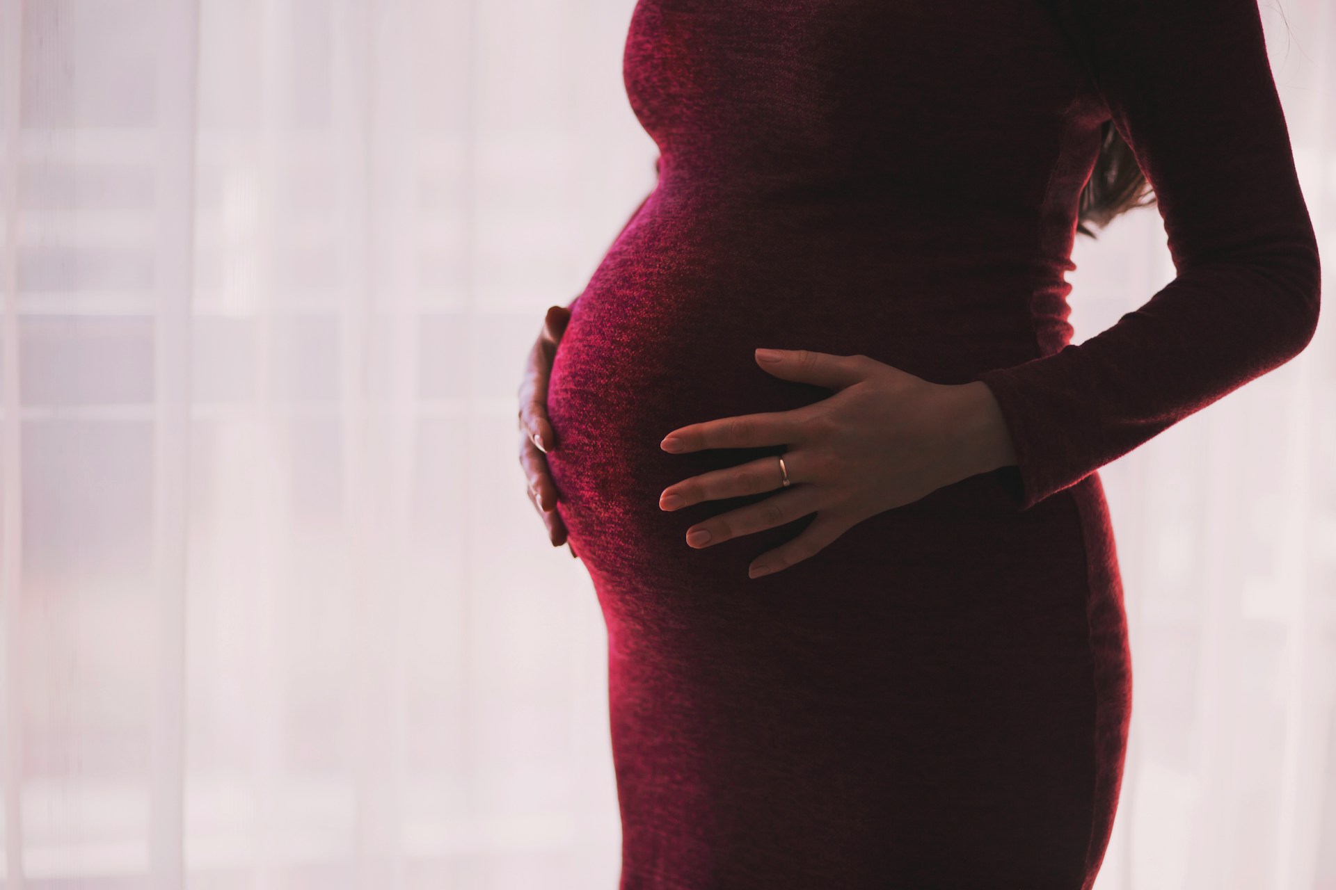 Kobieta w ciąży trzymająca swój brzuszek | Źródło: Unsplash