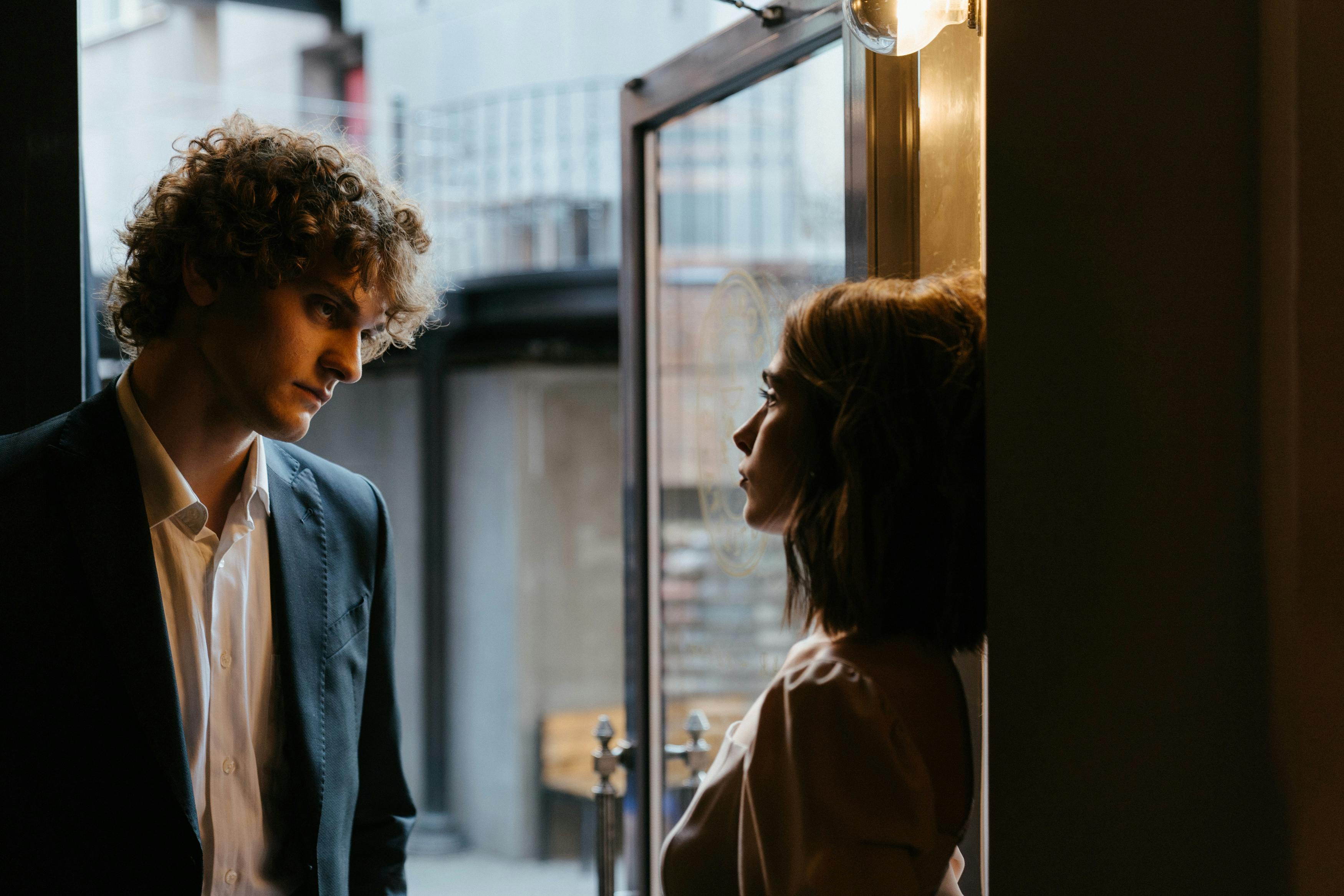 Para prowadząca poważną rozmowę | Źródło: Pexels