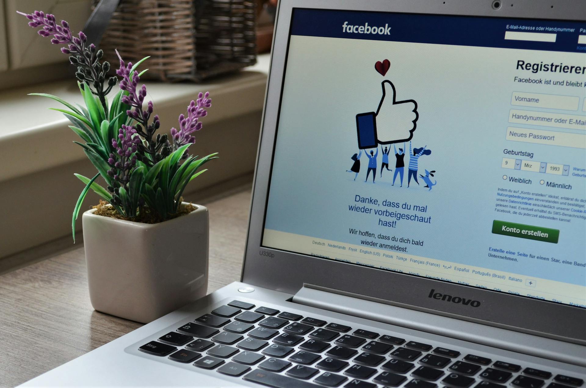 Ekran laptopa z otwartą stroną Facebooka | Źródło: Pexels
