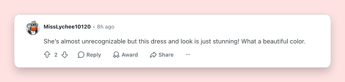 Internauci mieli różne opinie na temat ostatniego występu Anne Hathaway na czerwonym dywanie – od jej sukni po twarz, której prawie nie dało się rozpoznać. | Źródło: Reddit/fashionporn
