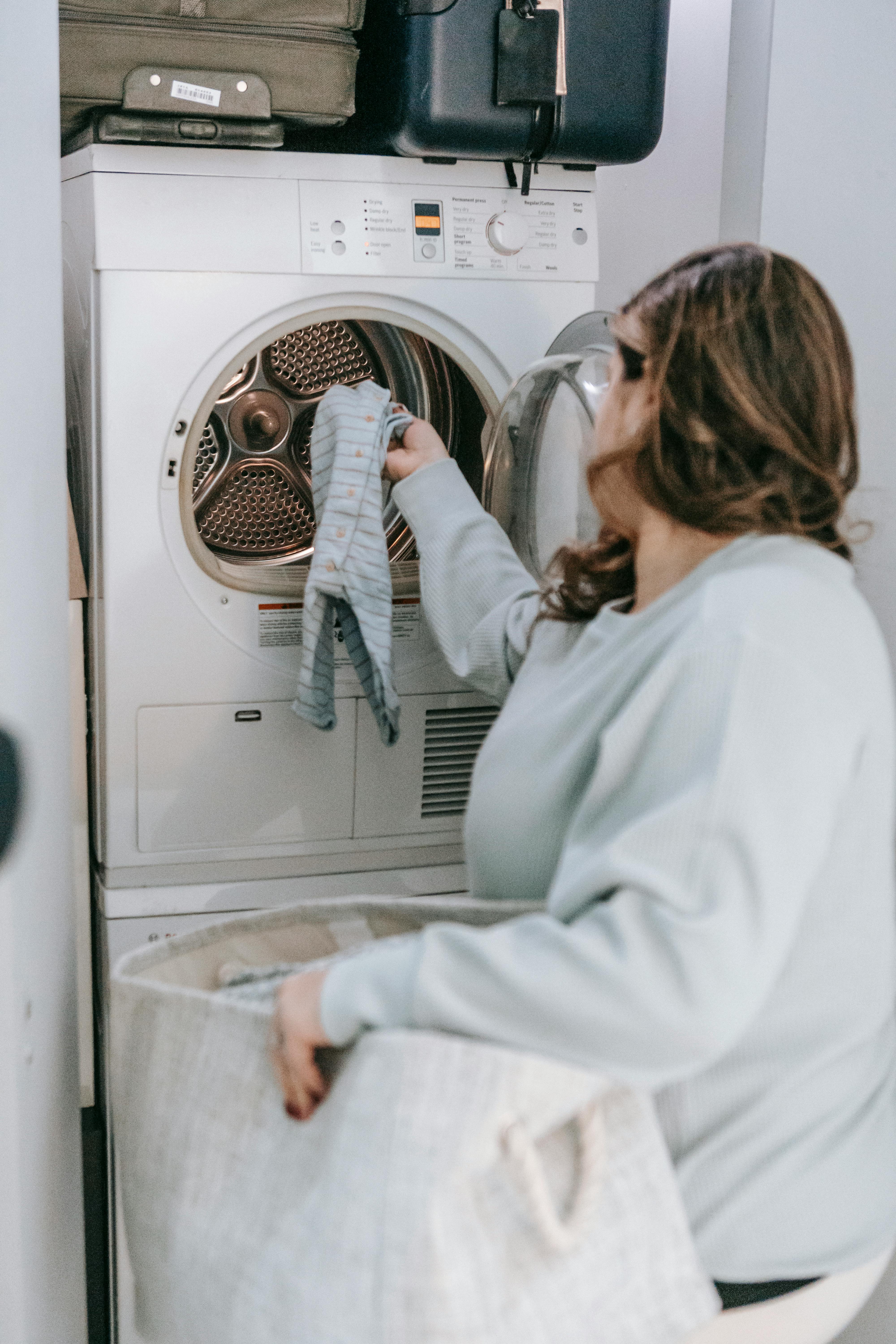 Kobieta ładująca pralkę | Źródło: Pexels