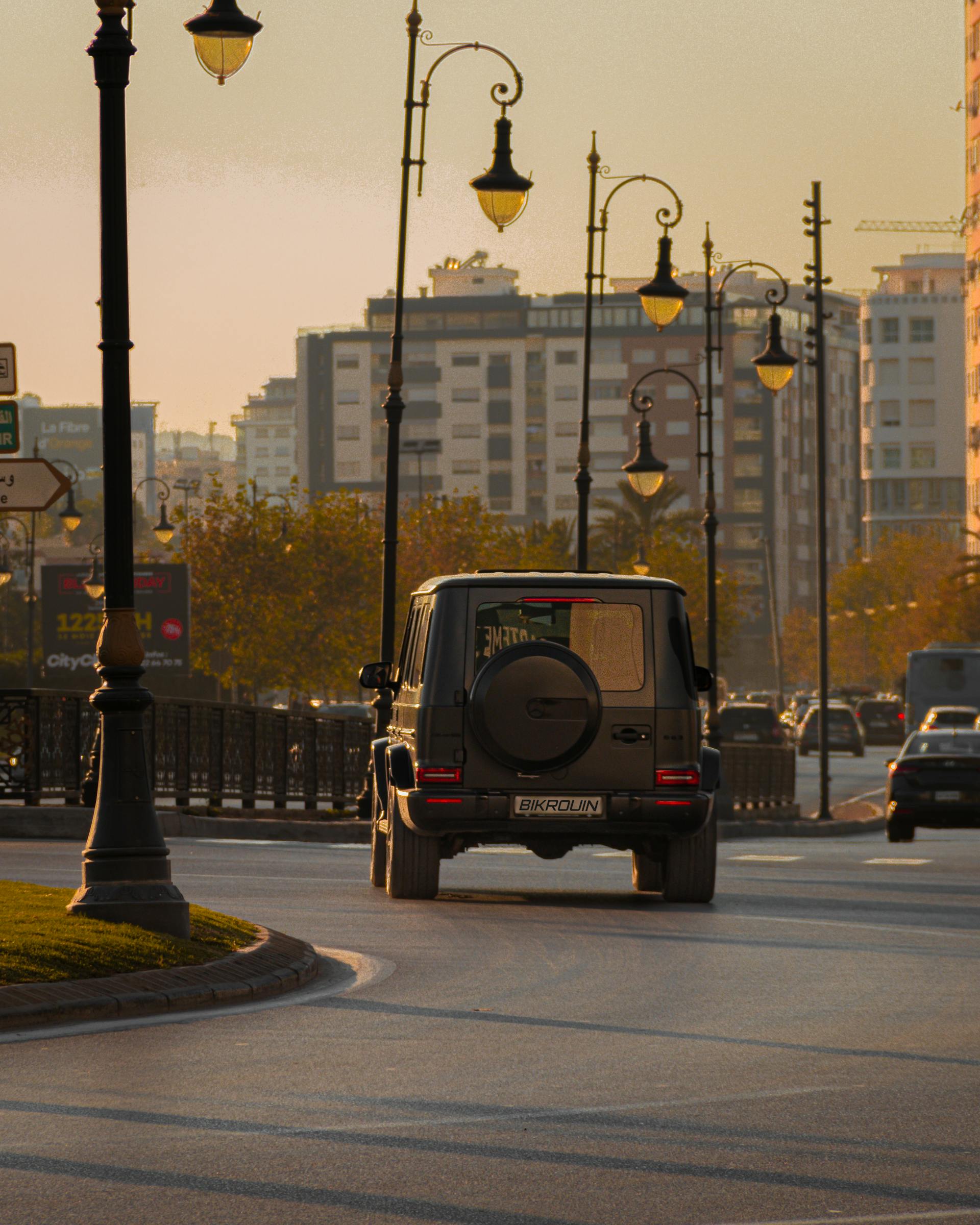 SUV jadący ulicą | Źródło: Pexels