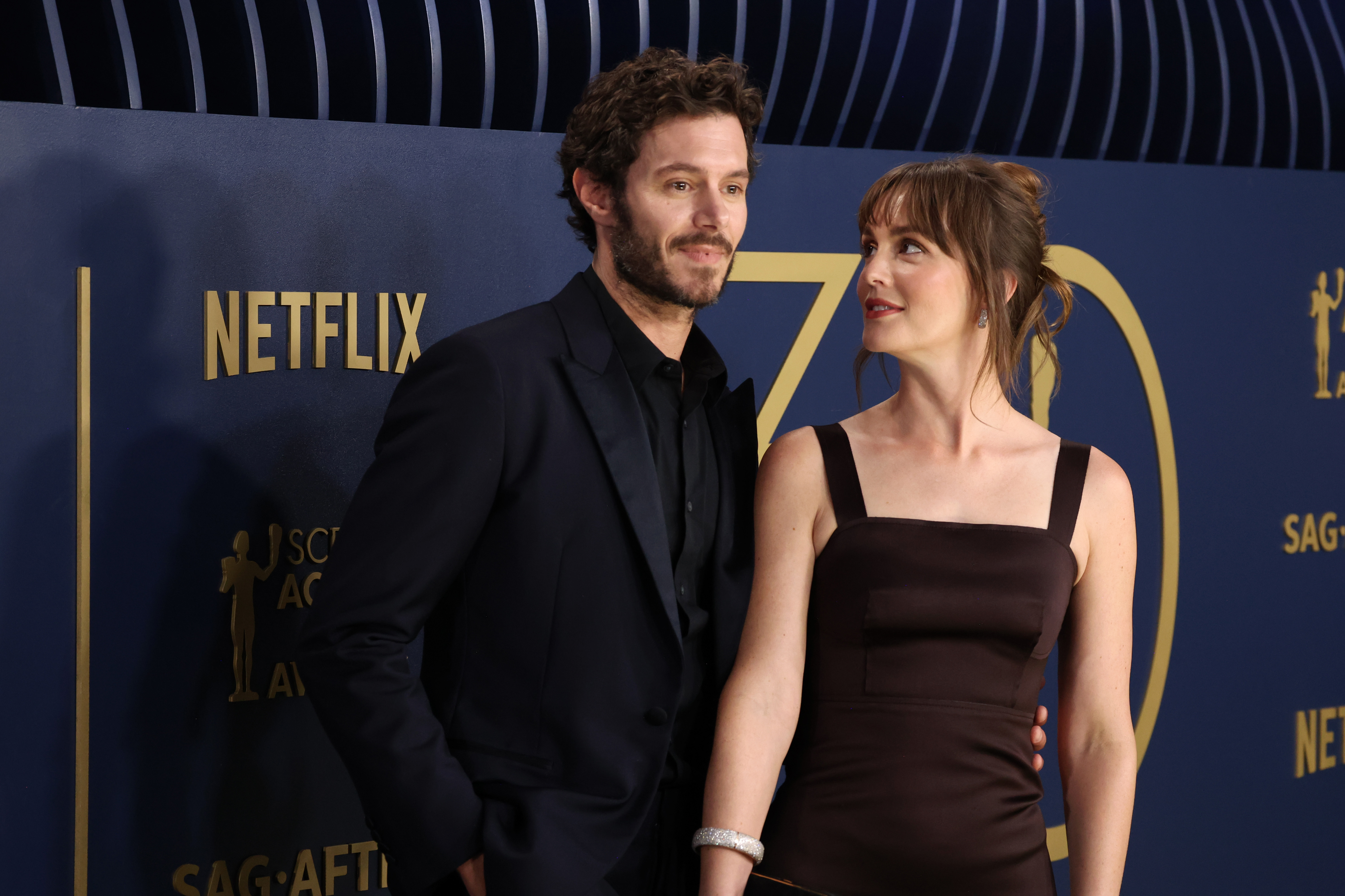 Adam Brody i Leighton Meester biorą udział w 30. dorocznej gali Screen Actors Guild Awards w Shrine Auditorium and Expo Hall 24 lutego 2024 r. w Los Angeles w Kalifornii. | Źródło: Getty Images