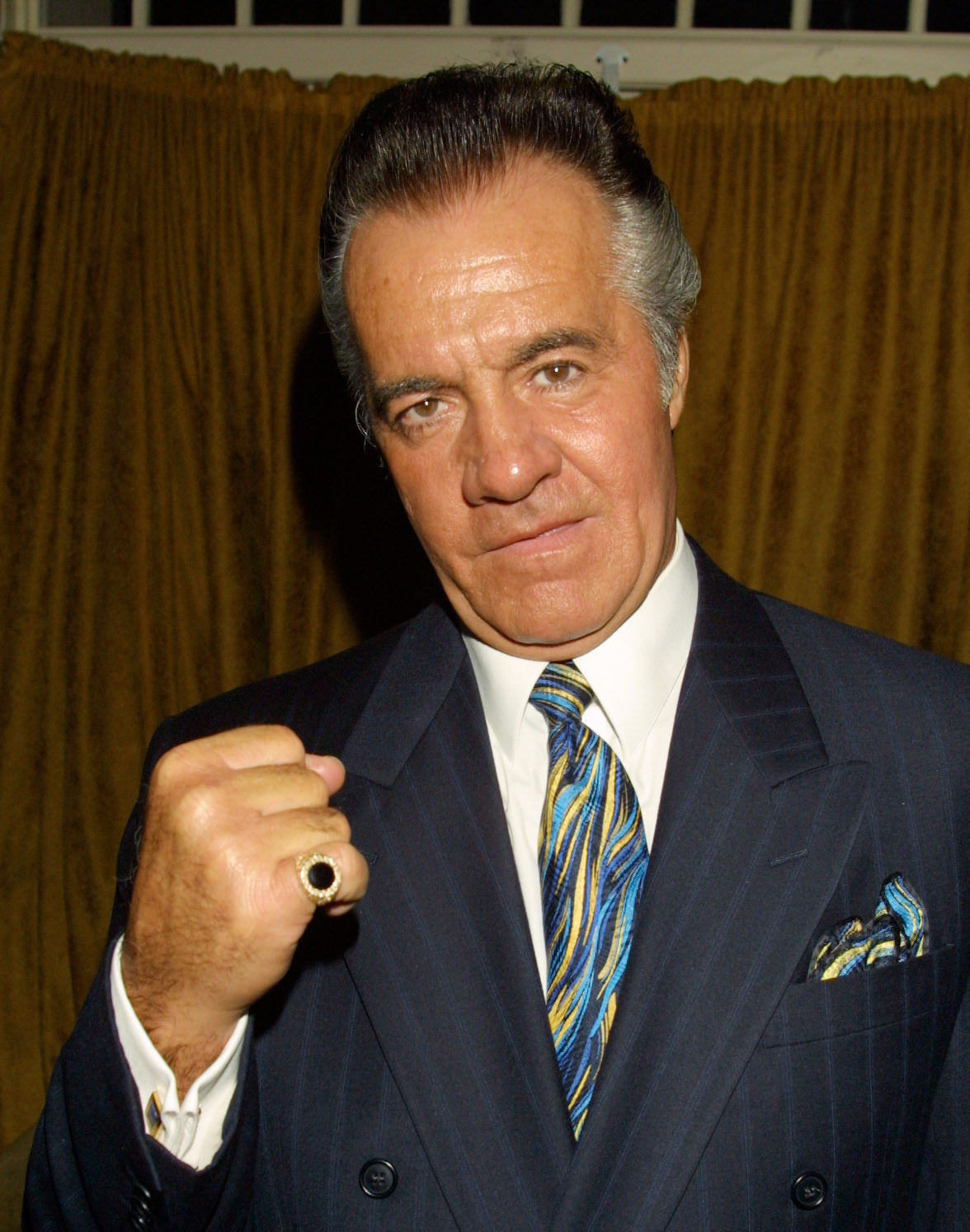 Tony Sirico miał w prawdziwym życiu powiązania ze światem przestępczym, zanim zaczął karierę aktorską. Na tym zdjęciu widać go podczas uroczystości poświęconej Rodgersowi i Hammersteinowi