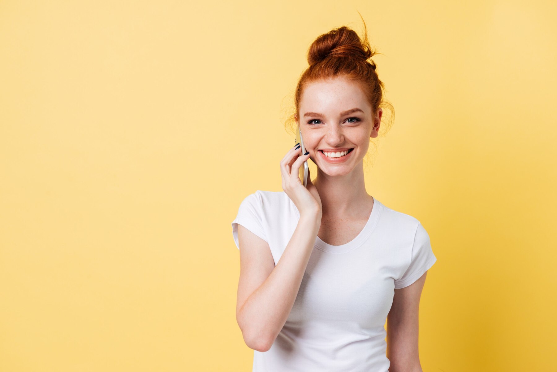 Rudowłosa kobieta rozmawiająca przez telefon | Źródło: Freepik