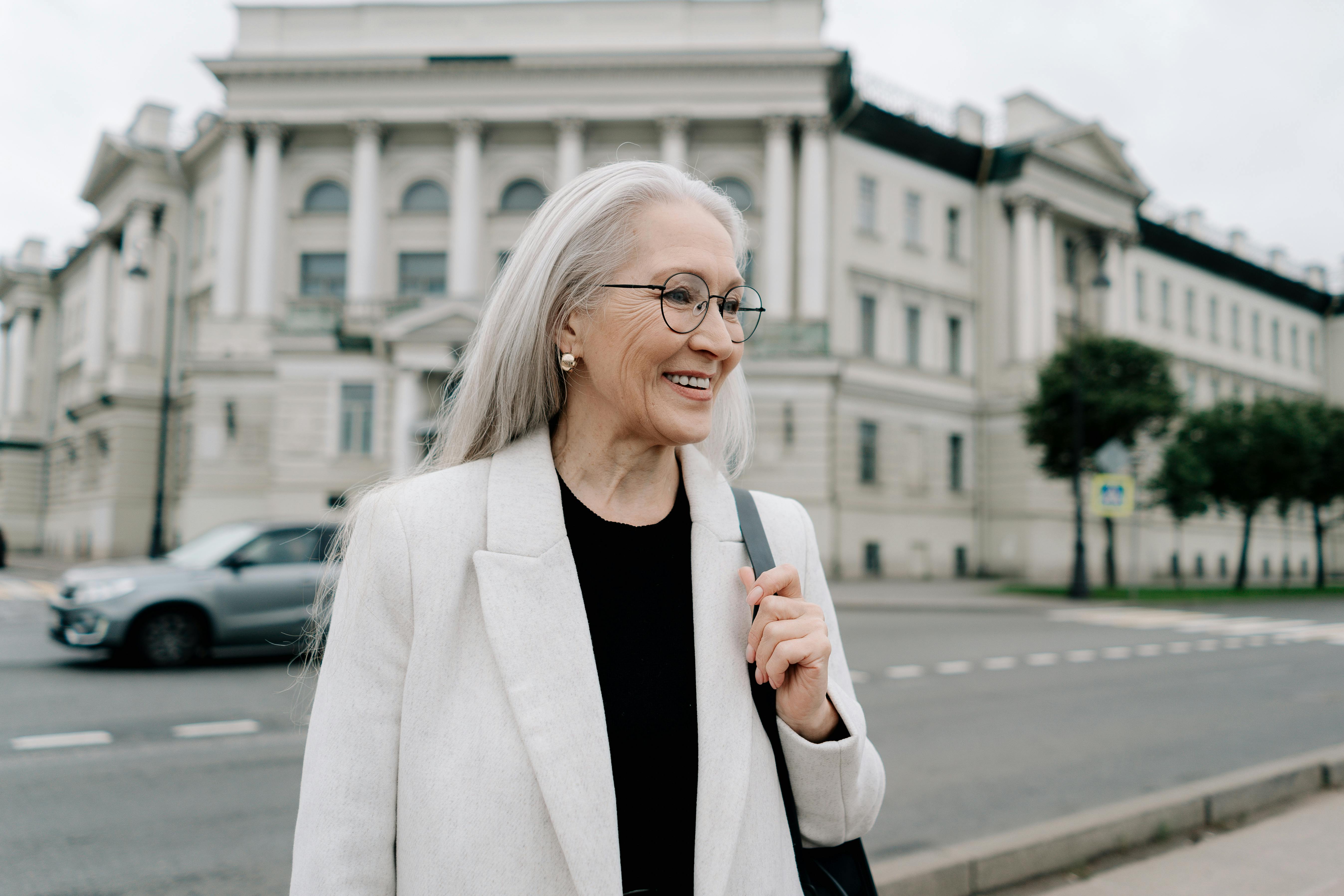 Klasyczna koszulka może pomóc stworzyć elegancki wygląd w każdym wieku. | Źródło: Pexels
