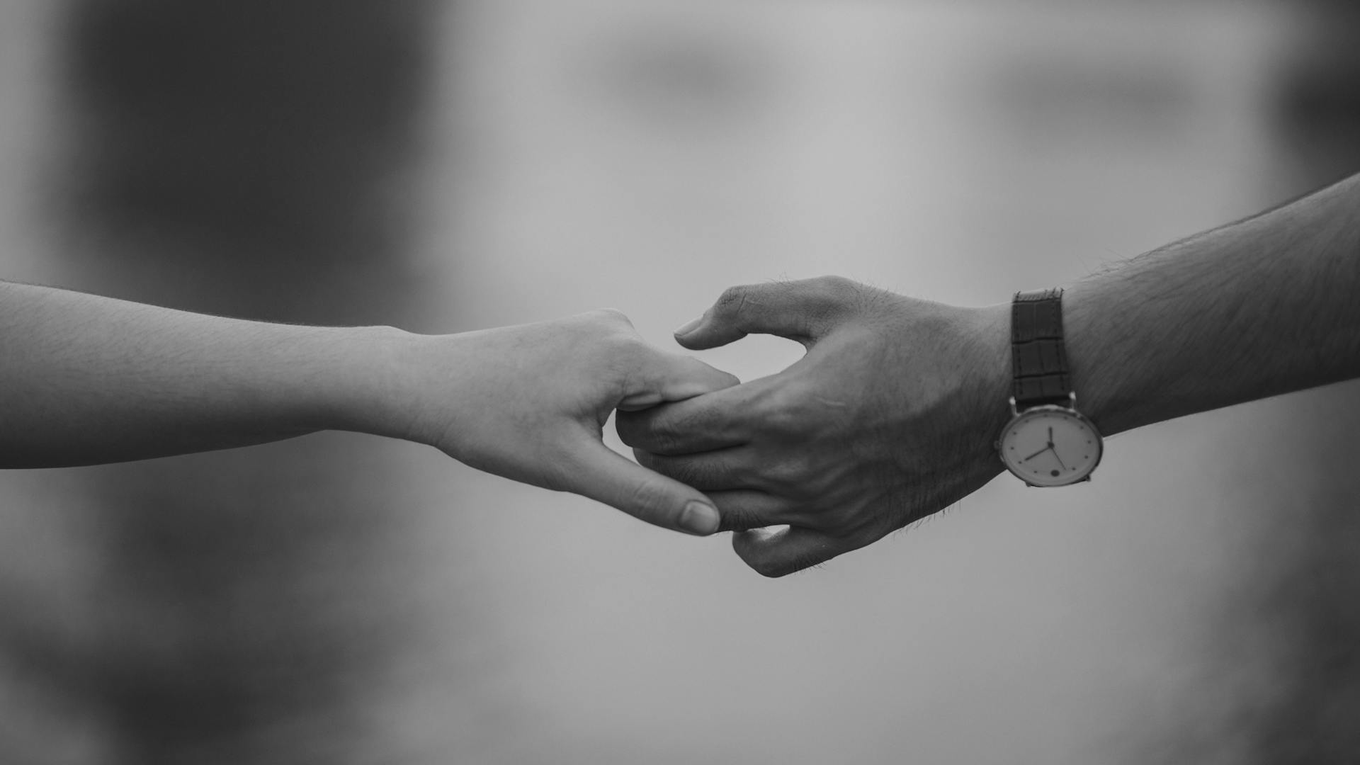 Para trzymająca się za ręce | Źródło: Pexels