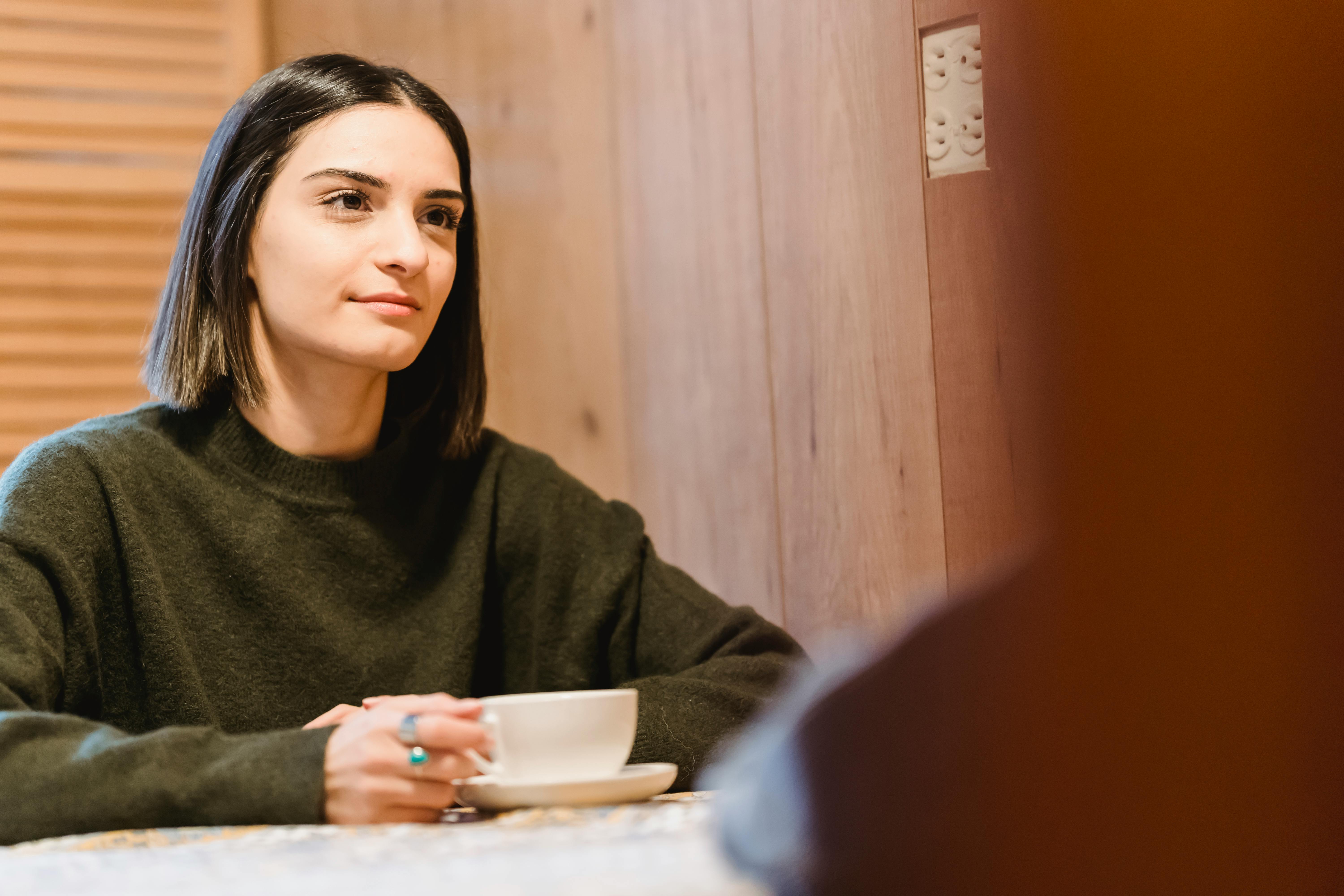 Kobieta z filiżanką kawy | Źródło: Pexels