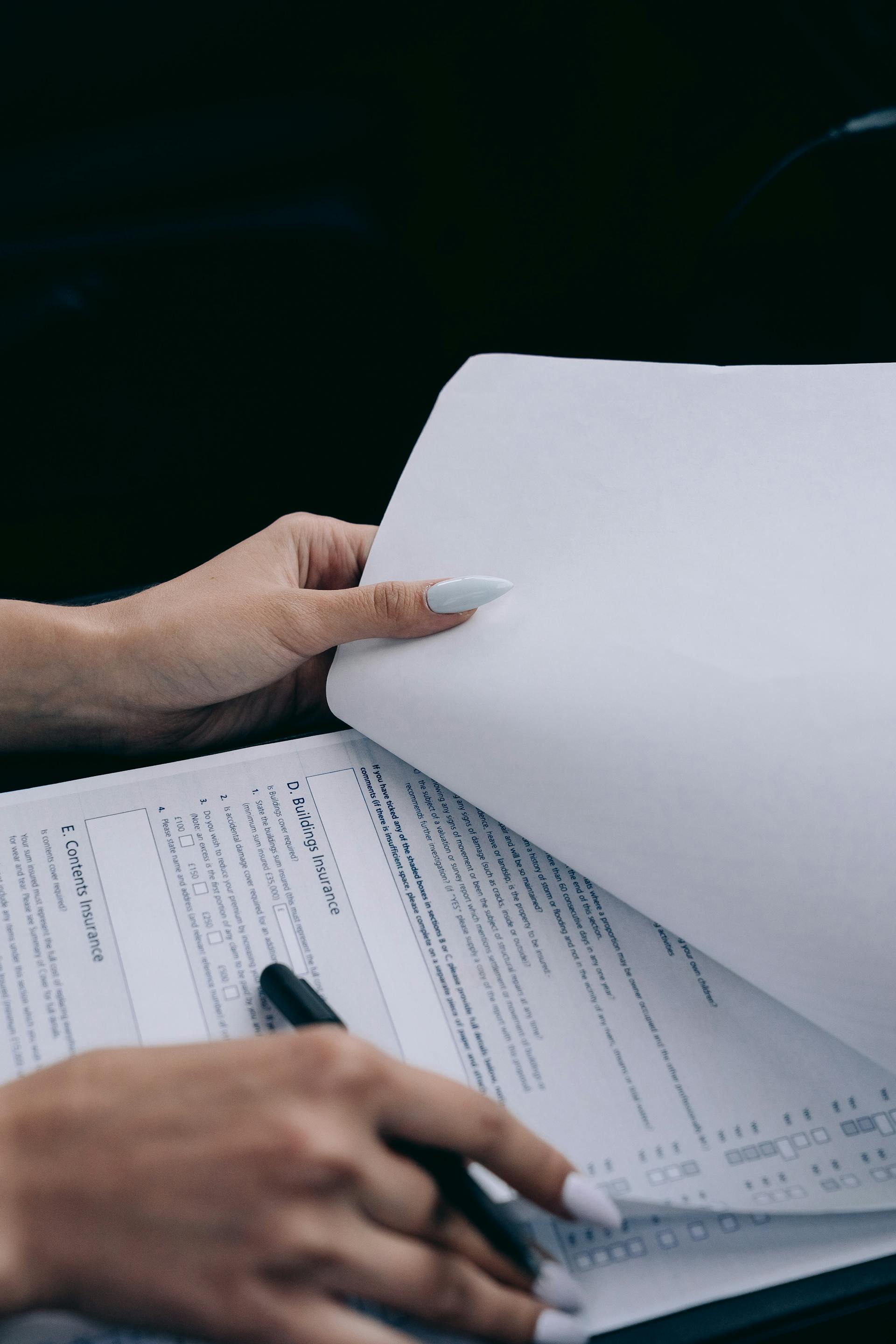 Kobieta trzymająca dokument | Źródło: Pexels