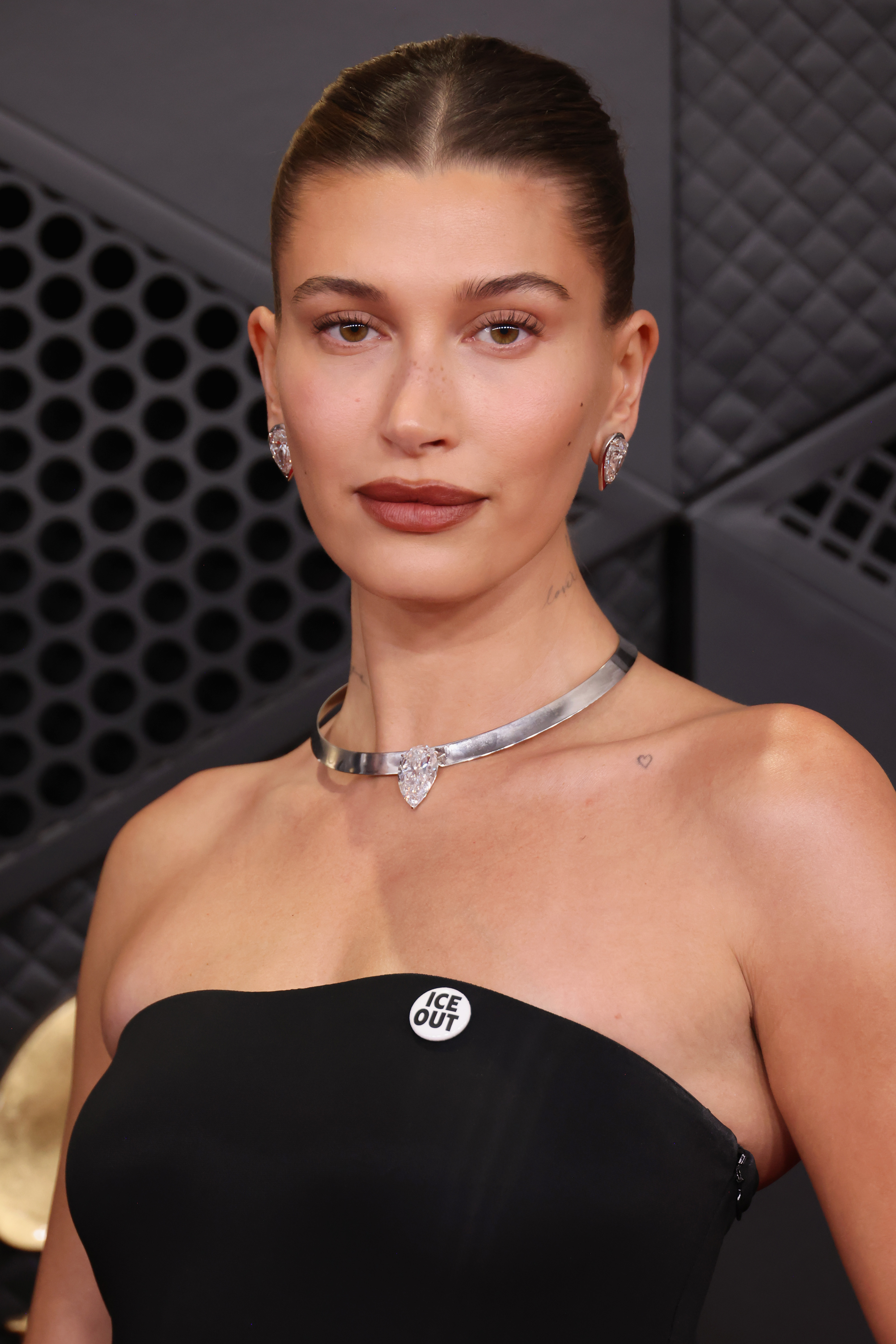 Hailey Bieber w naszyjniku typu torque podczas 68. gali rozdania nagród Grammy 1 lutego 2026 r. | Źródło: Getty Images