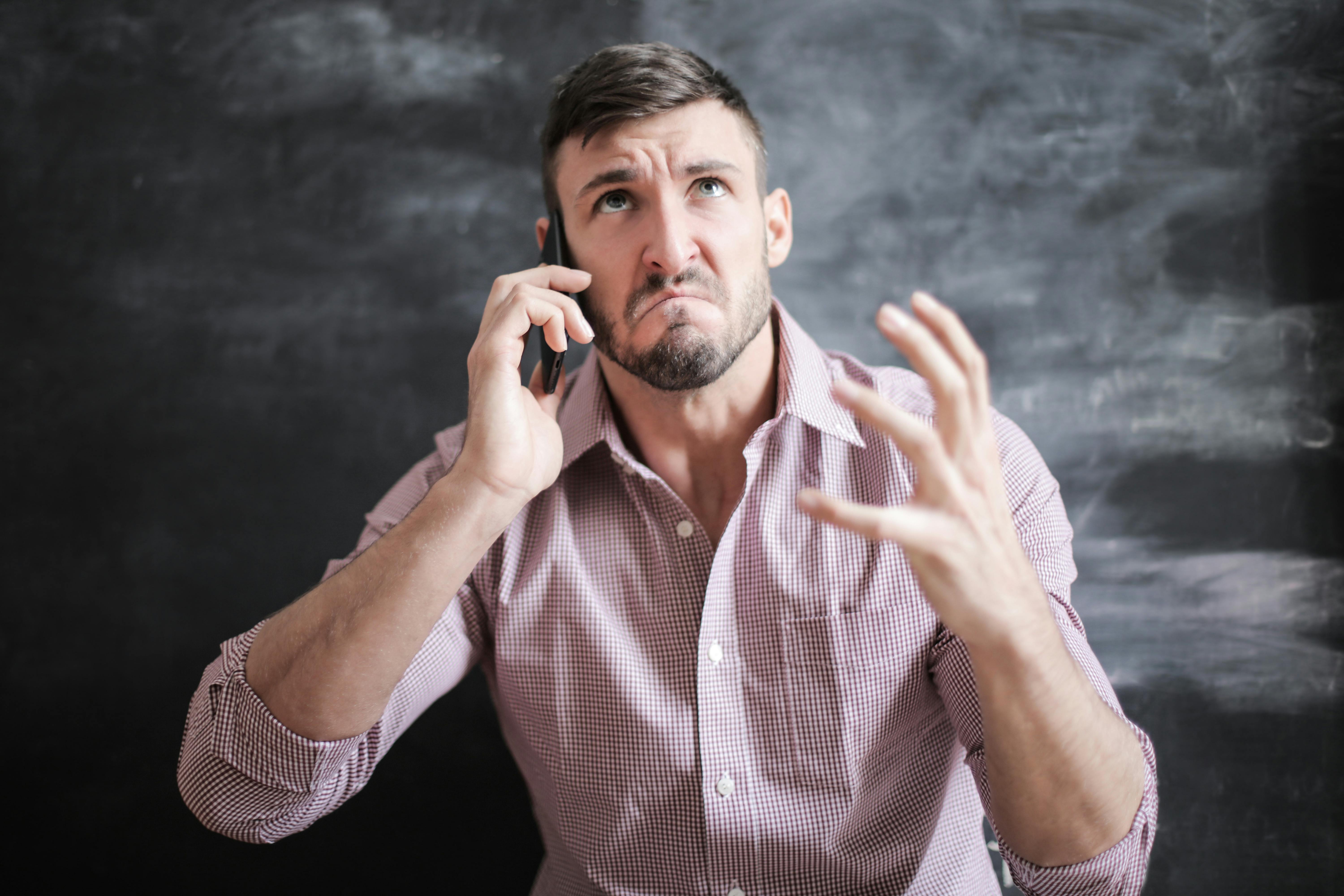 Zły facet rozmawiający przez telefon | Źródło: Pexels