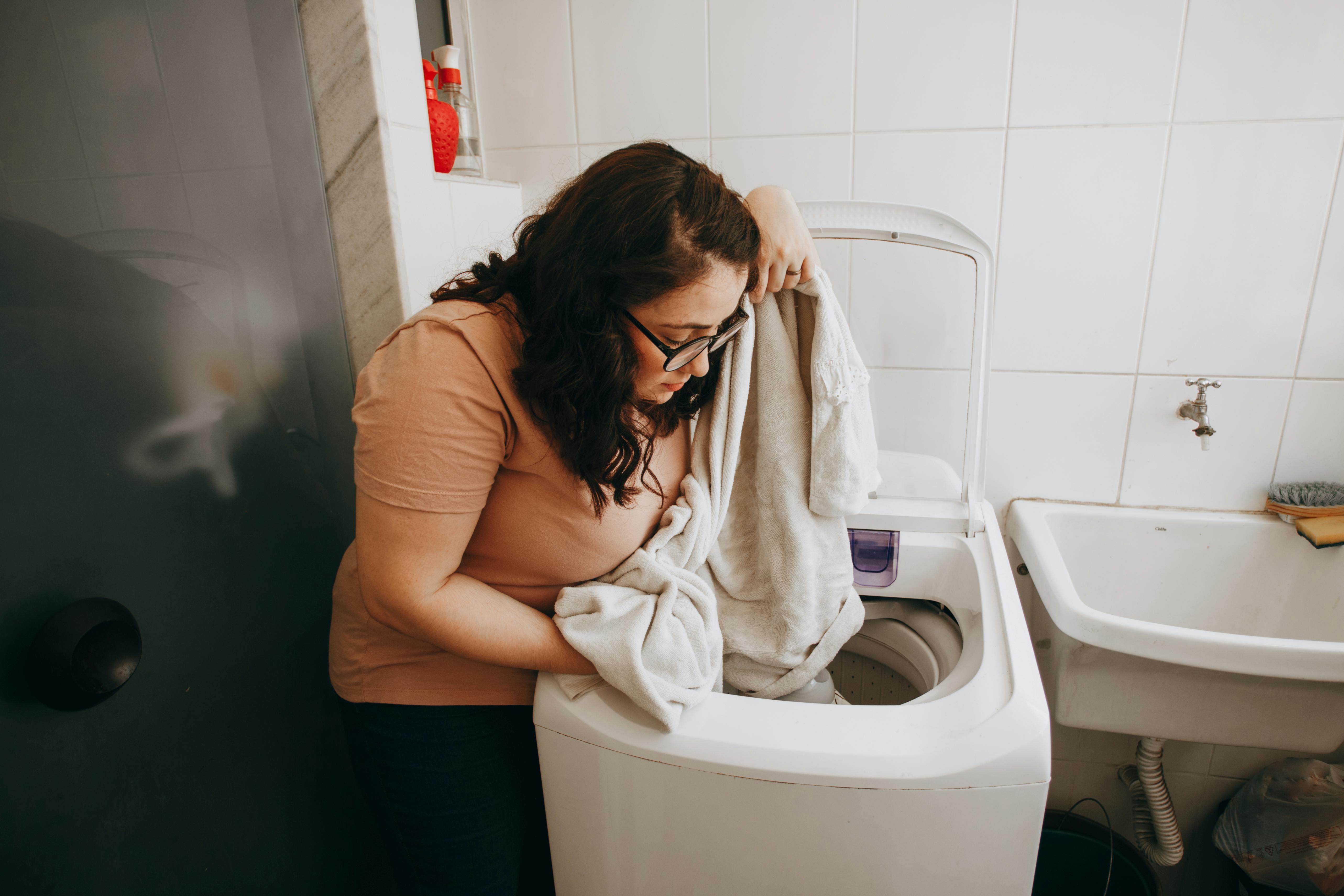 Kobieta sprawdzająca swoje pranie | Źródło: Pexels