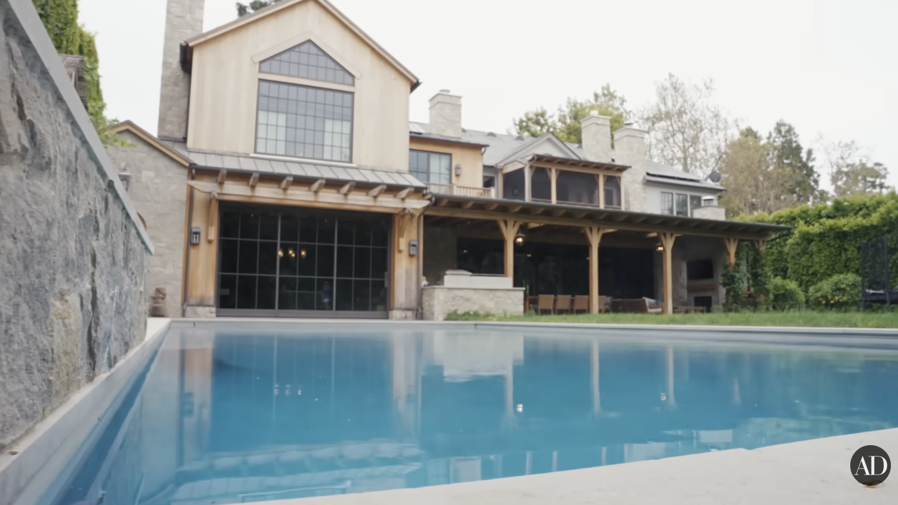 Basen Jennifer Garner widoczny na filmie Architectural Digest opublikowanym na YouTube 4 września 2024 r. | Źródło: YouTube/Architectural Digest