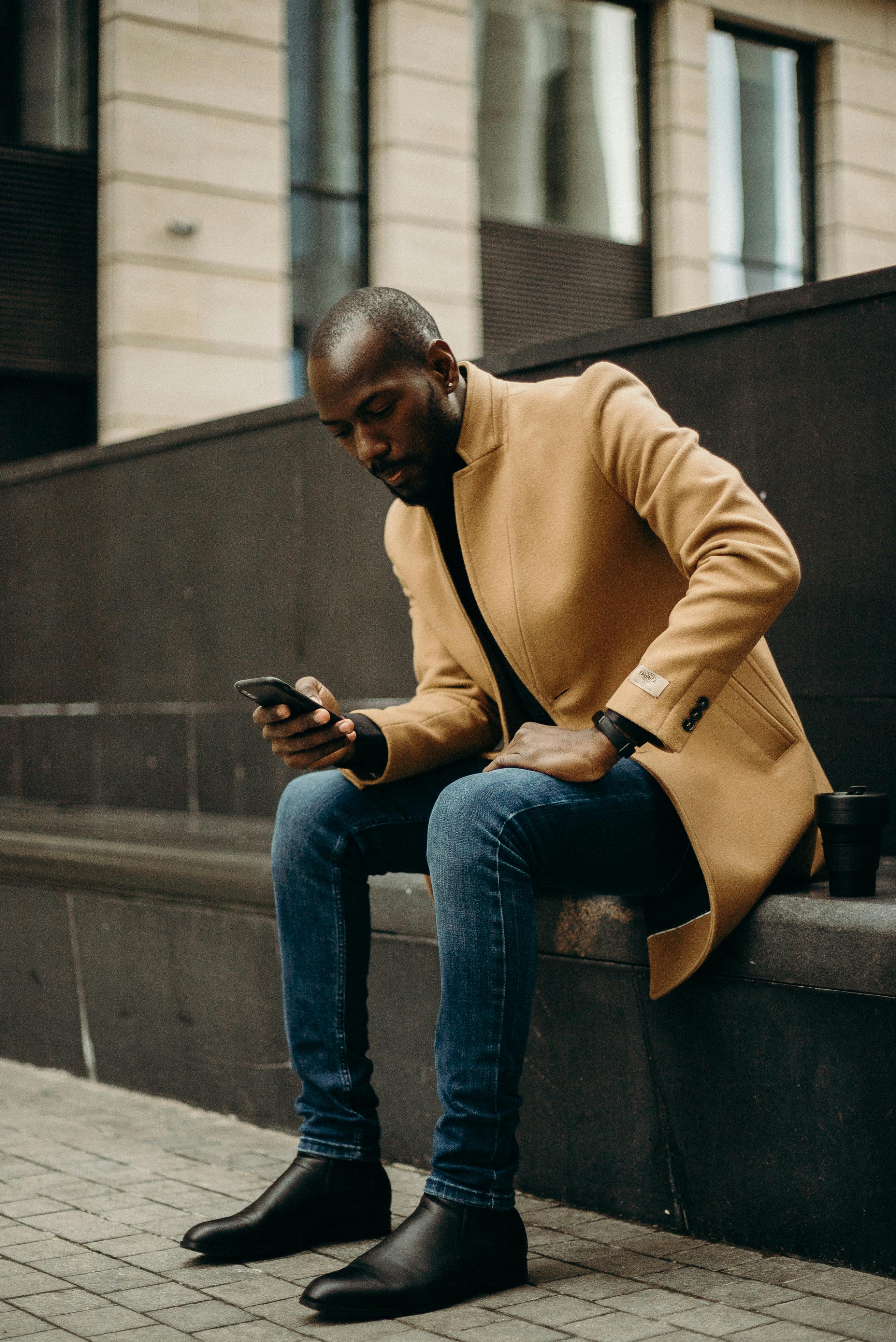 Mężczyzna patrzący na swój telefon | Źródło: Pexels